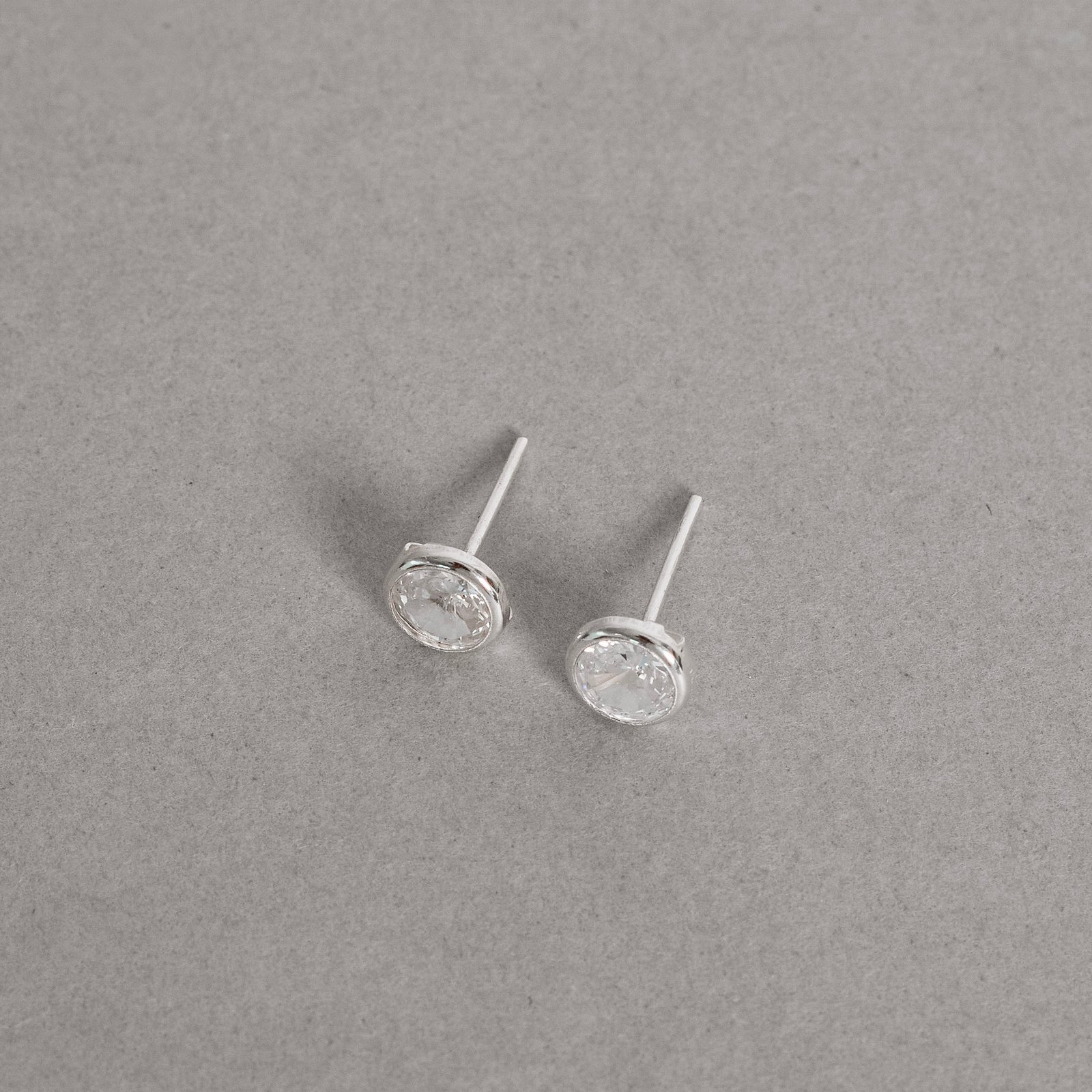 Brinco zircônia redonda cristal embutida 6mm