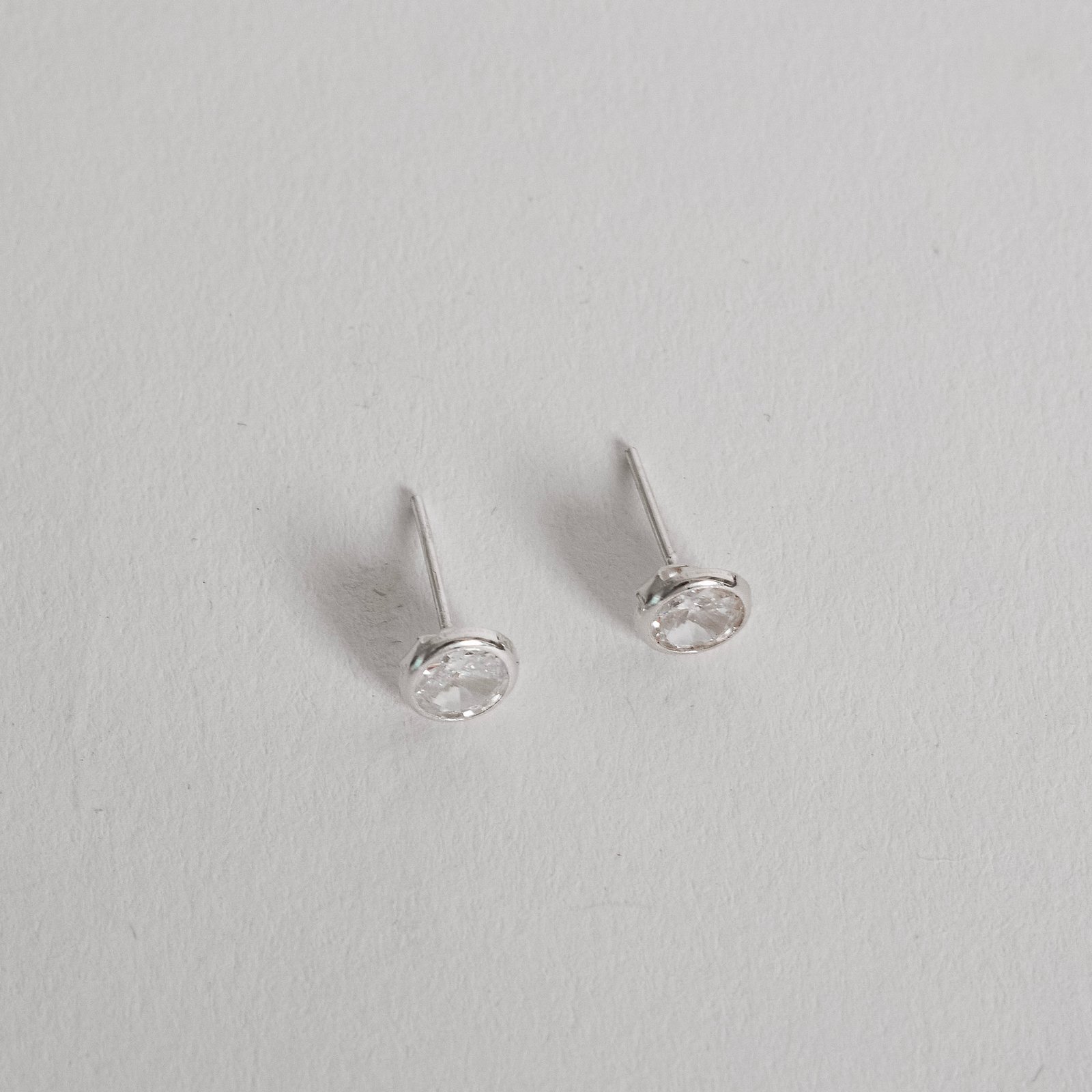 Brinco zircônia redonda cristal embutida 6mm