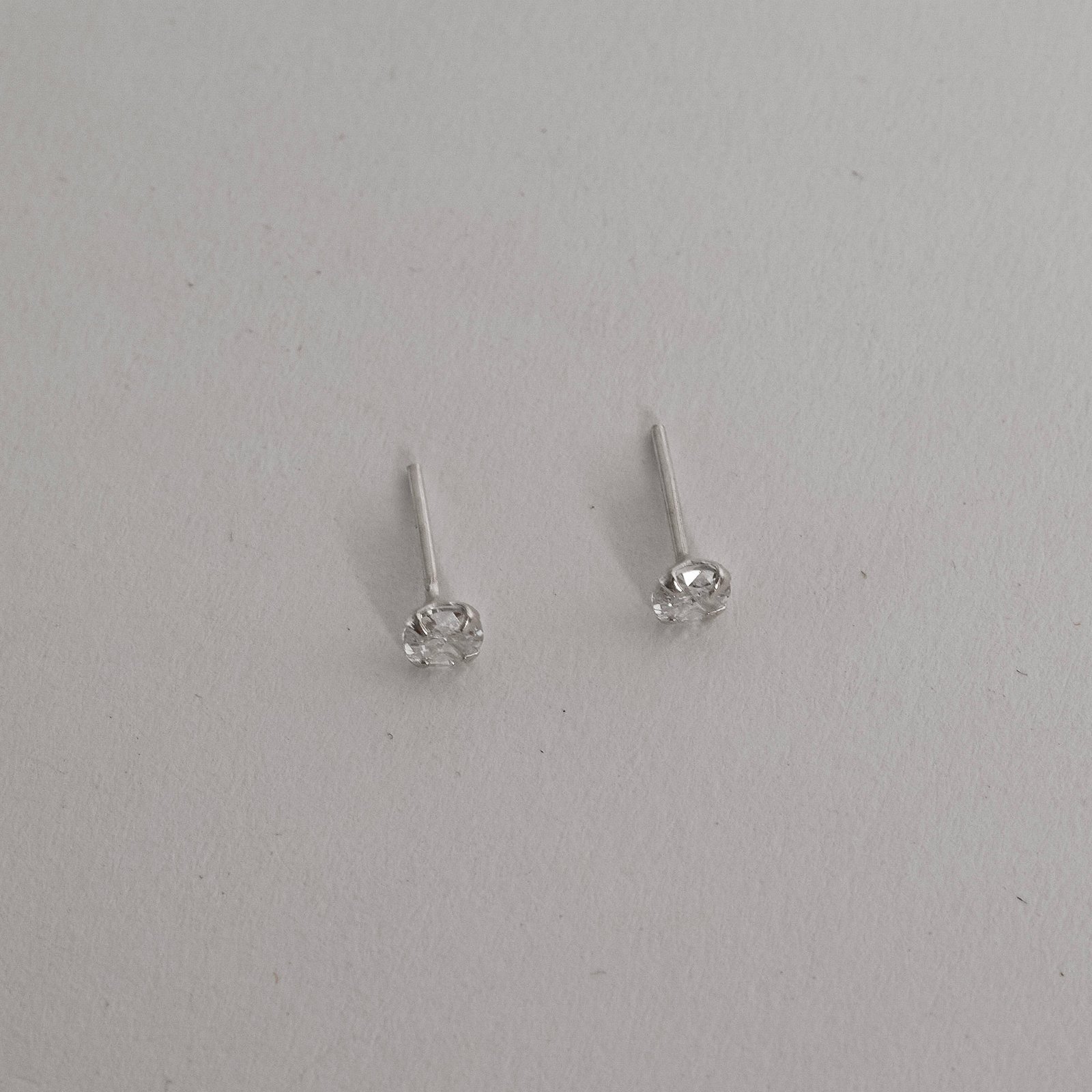 Brinco zircônia redonda cristal 4mm