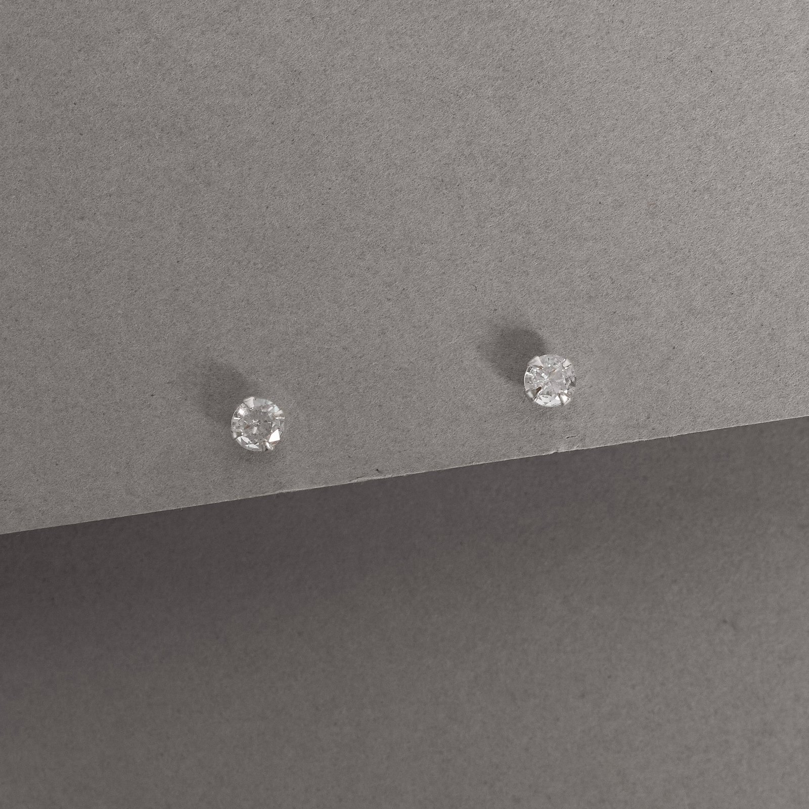 Brinco zircônia redonda cristal 4mm