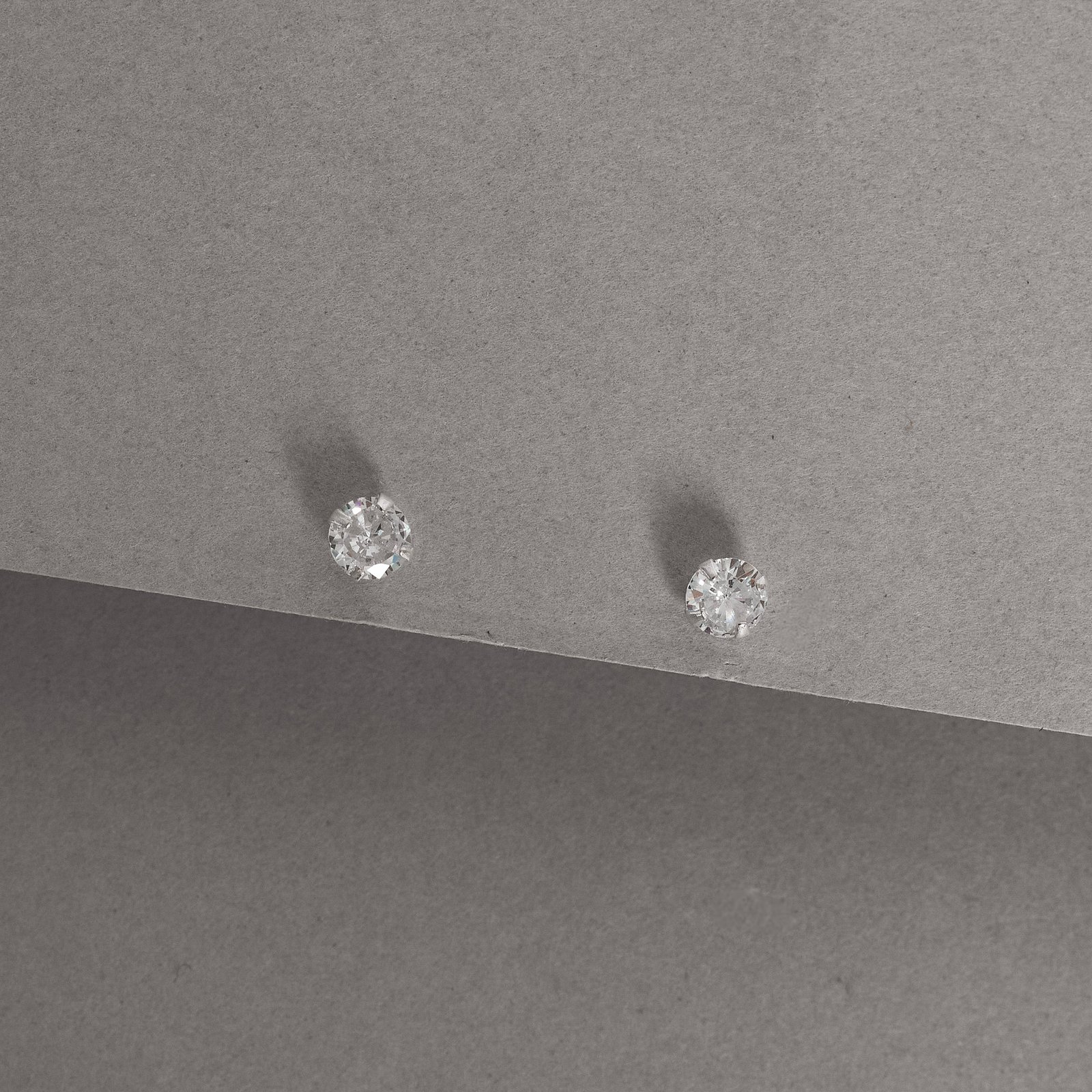 Brinco zircônia redonda cristal 5mm