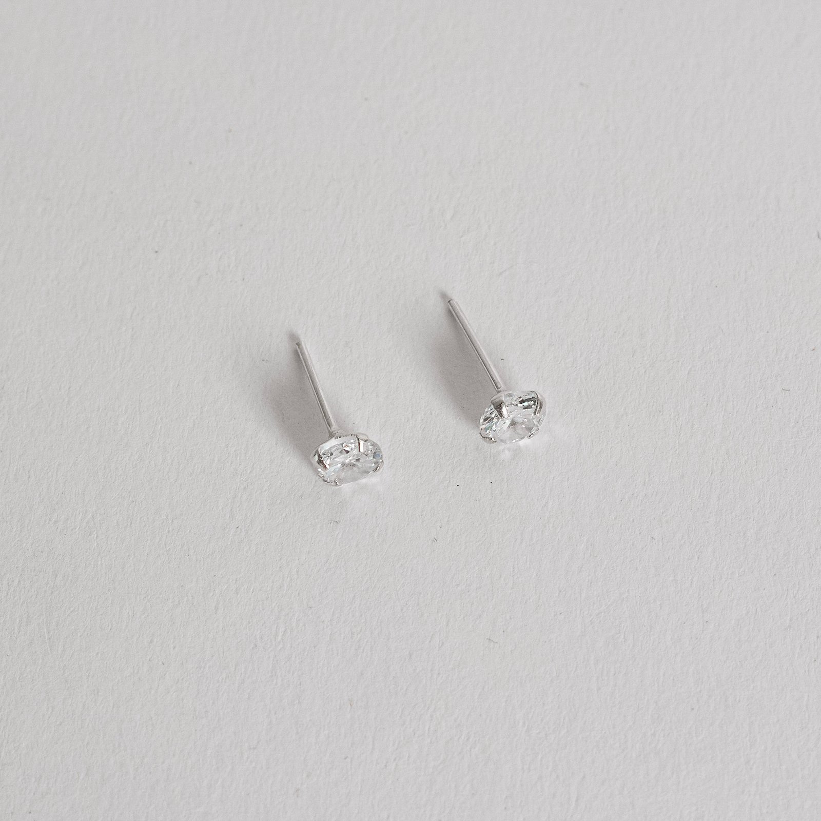 Brinco zircônia redonda cristal 5mm