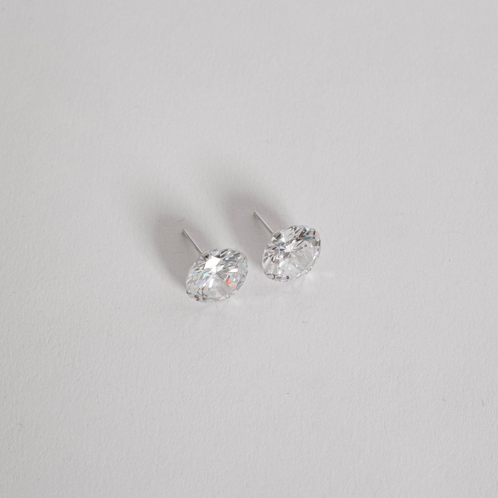 Brinco zircônia redonda cristal 12mm