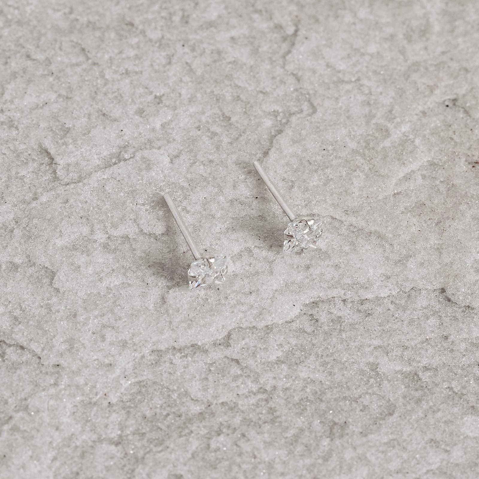 Brinco zircônia quadrada cristal 4mm