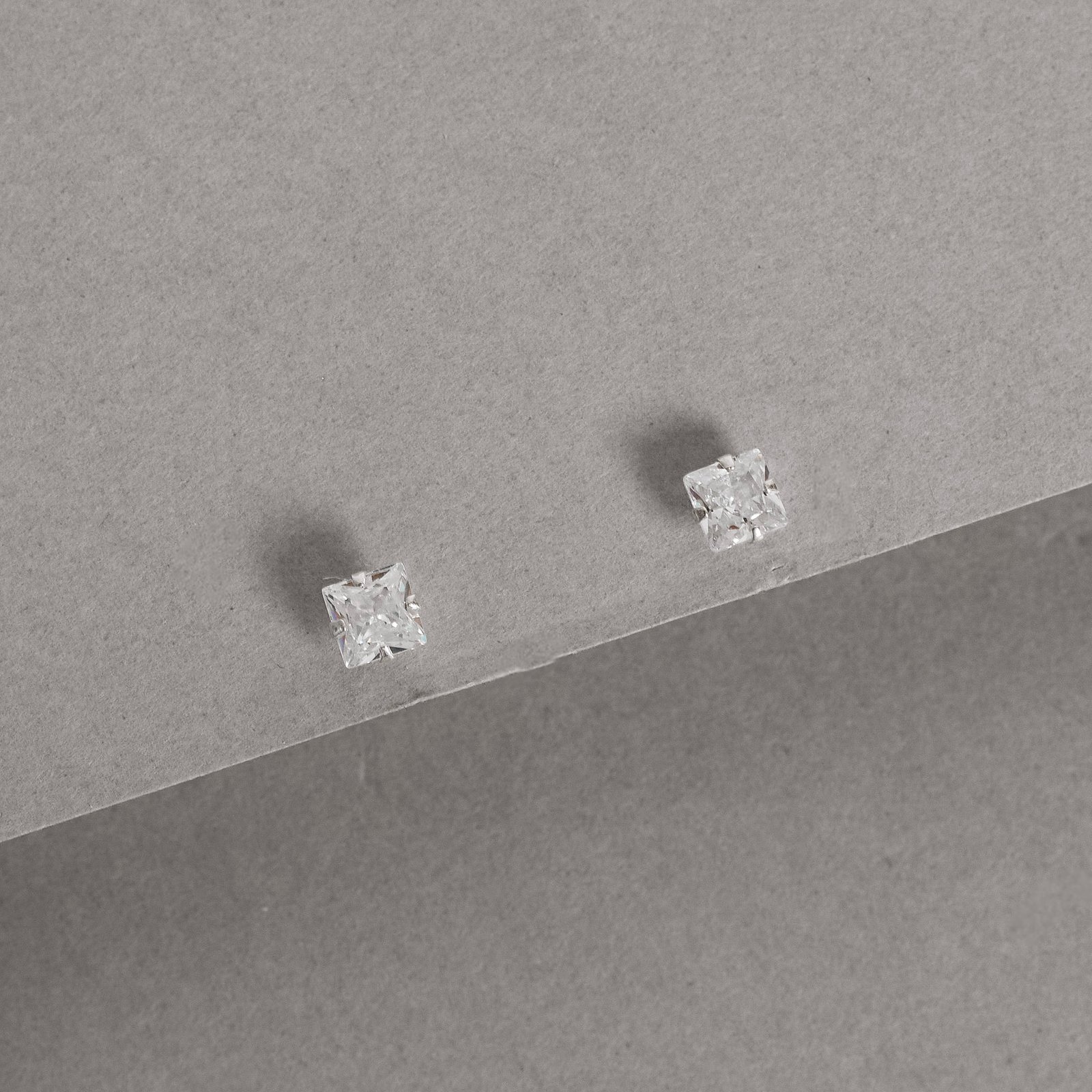 Brinco zircônia quadrada cristal 5mm