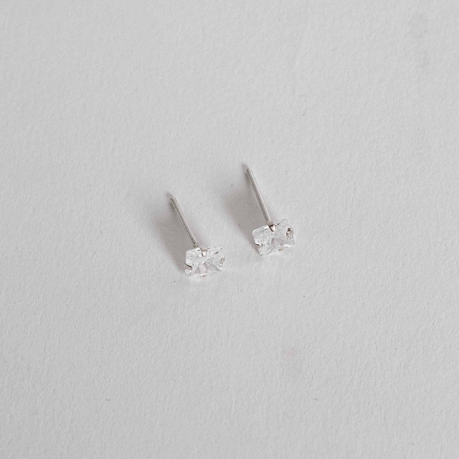 Brinco zircônia quadrada cristal 5mm