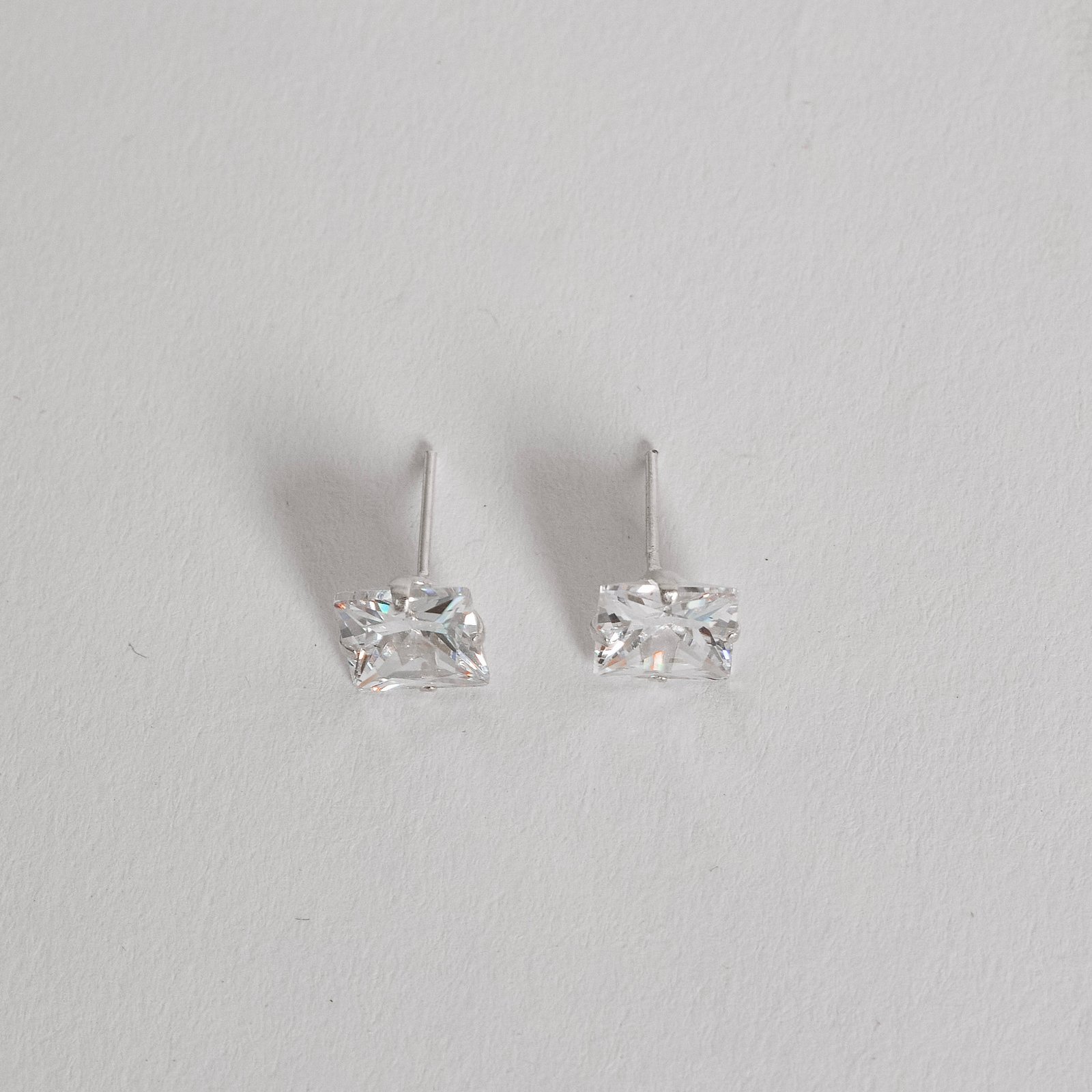 Brinco zircônia quadrada cristal 7mm