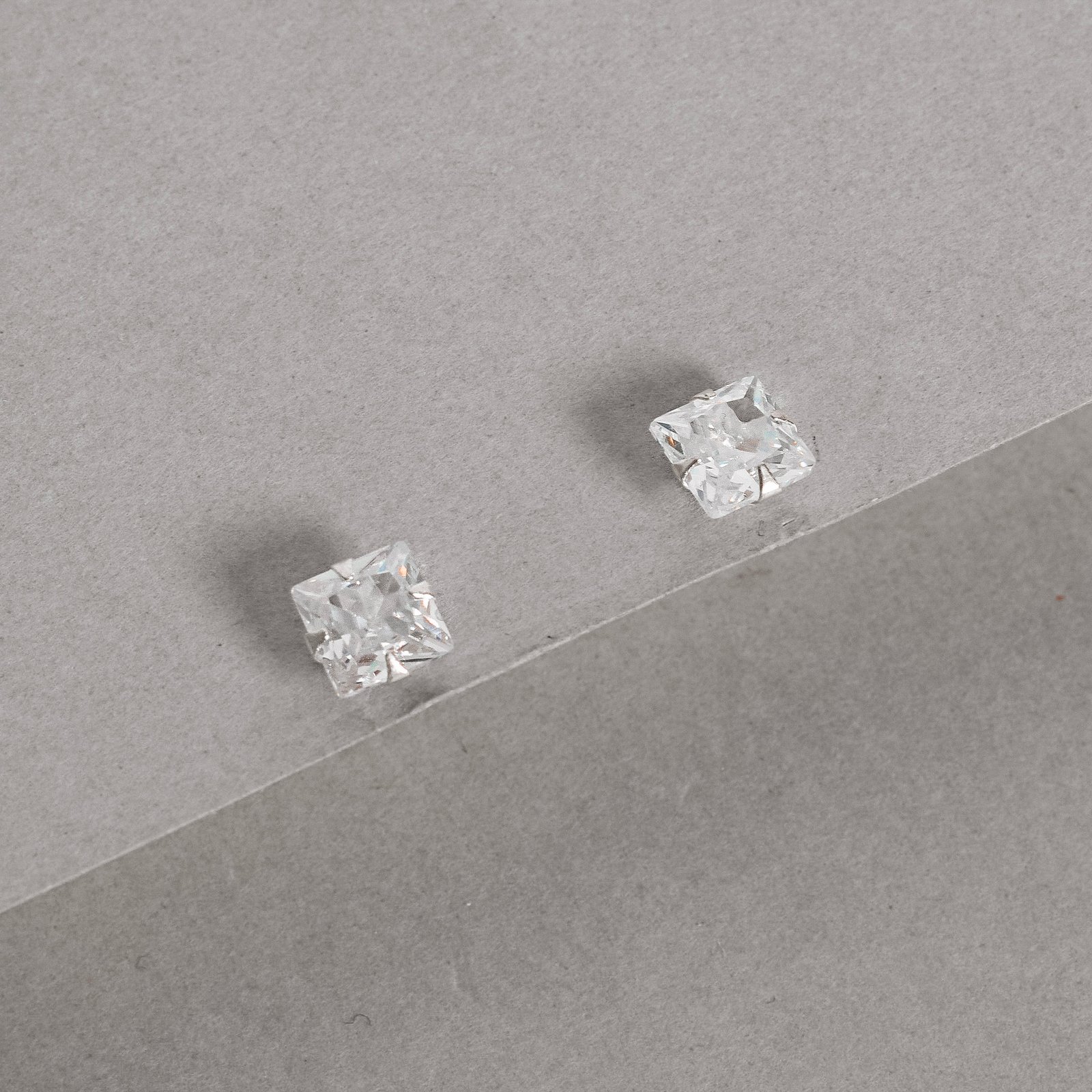 Brinco zircônia quadrada cristal 8mm