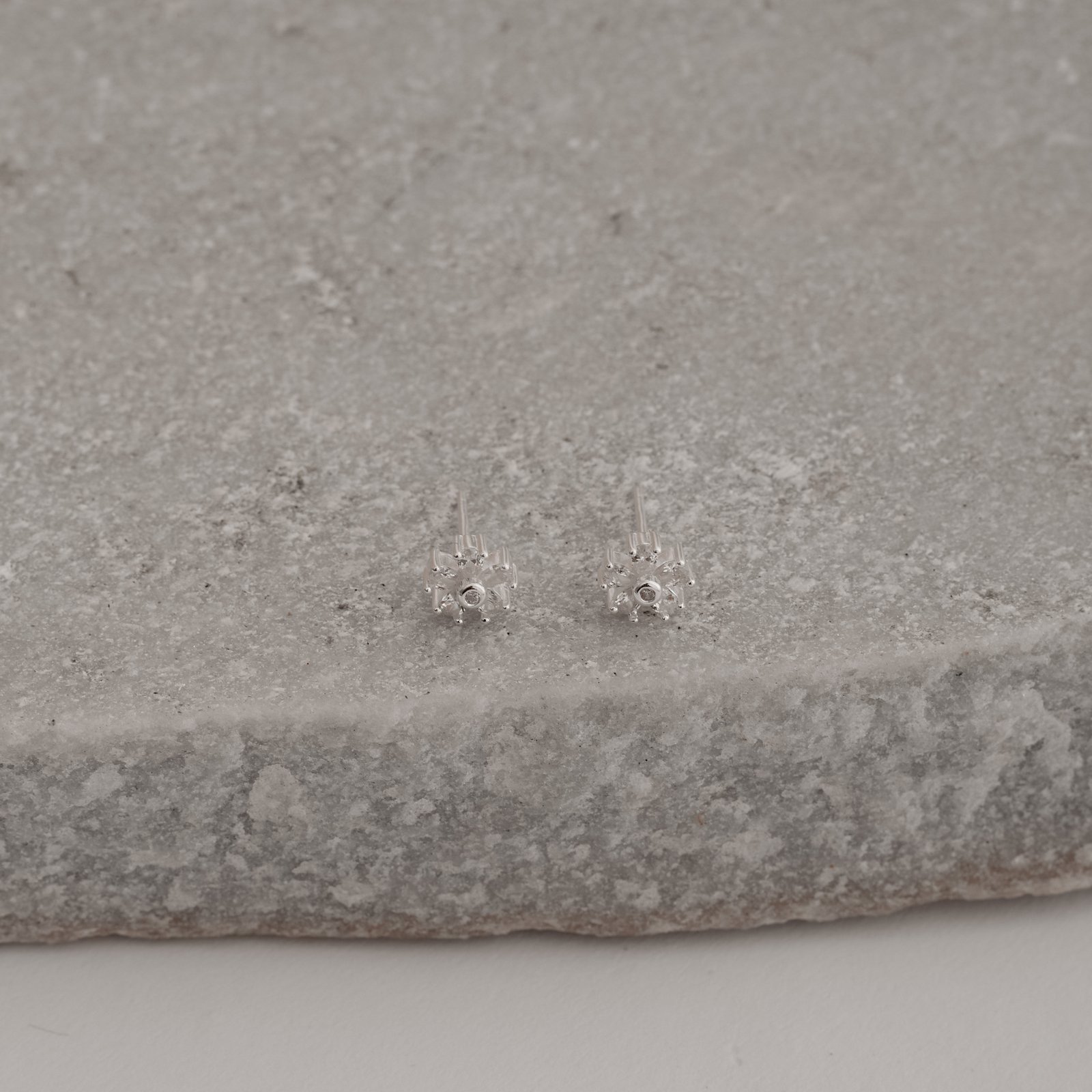 Brinco flor com zircônias cristal 7mm