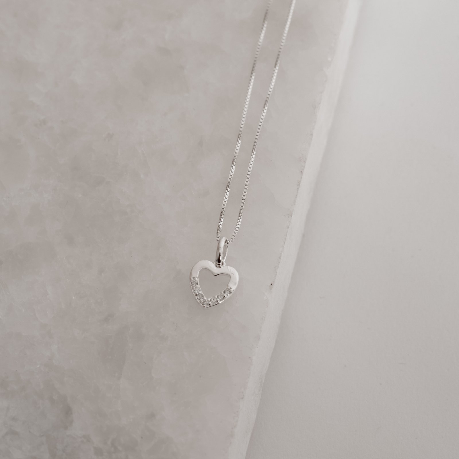 Colar pingente coração vazado com detalhe cravejado 9mm 40cm