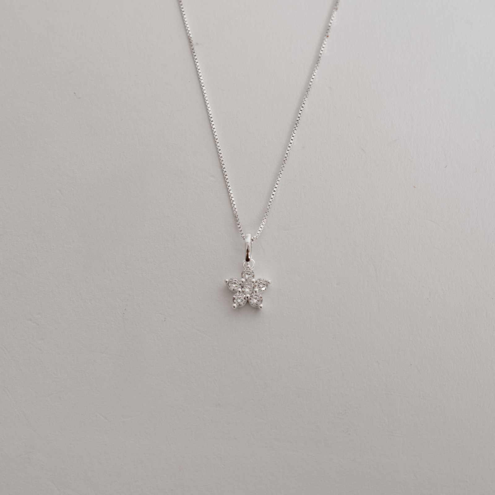 Colar pingente flor com zircônias 8mm 40cm