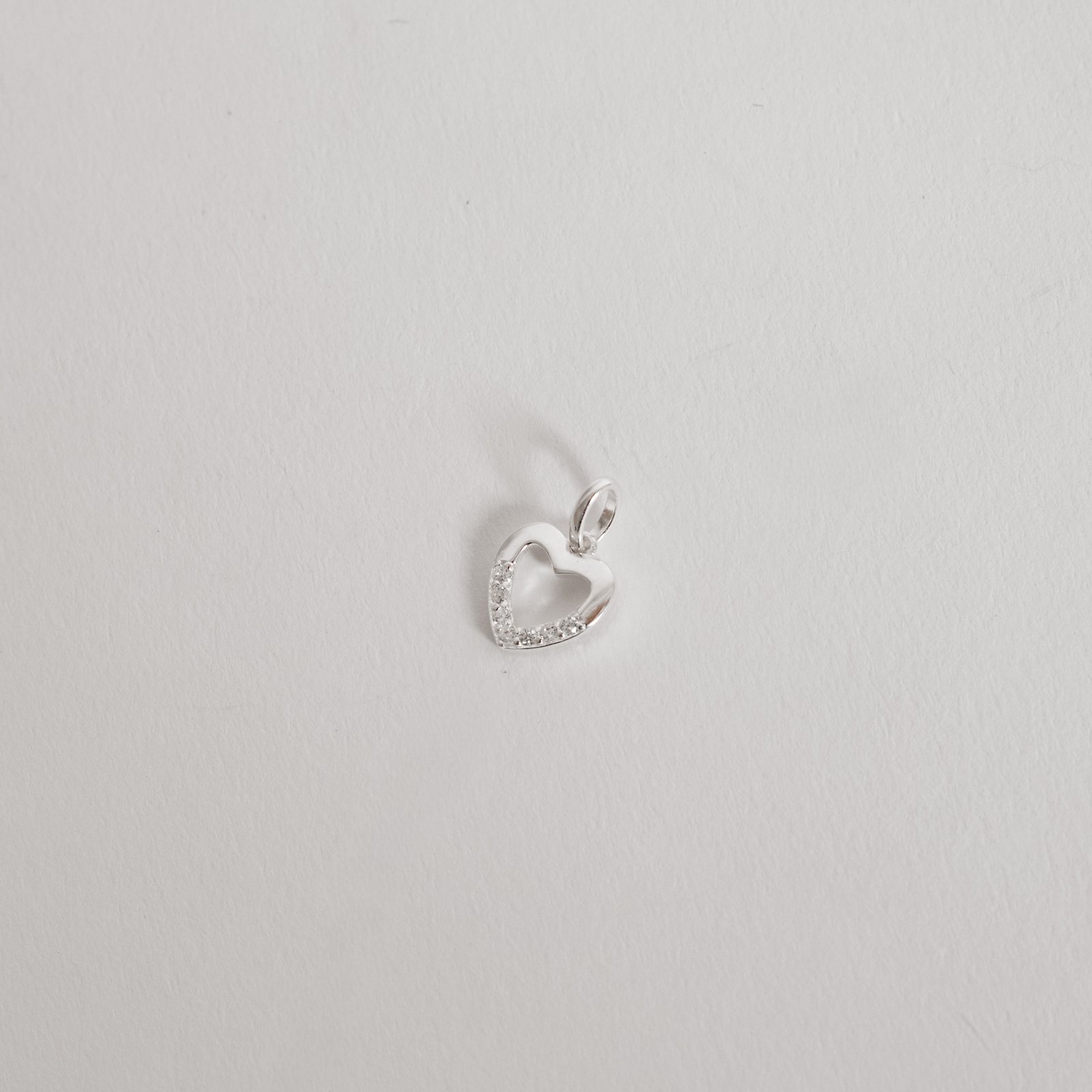 Pingente coração vazado com detalhe cravejado 9mm
