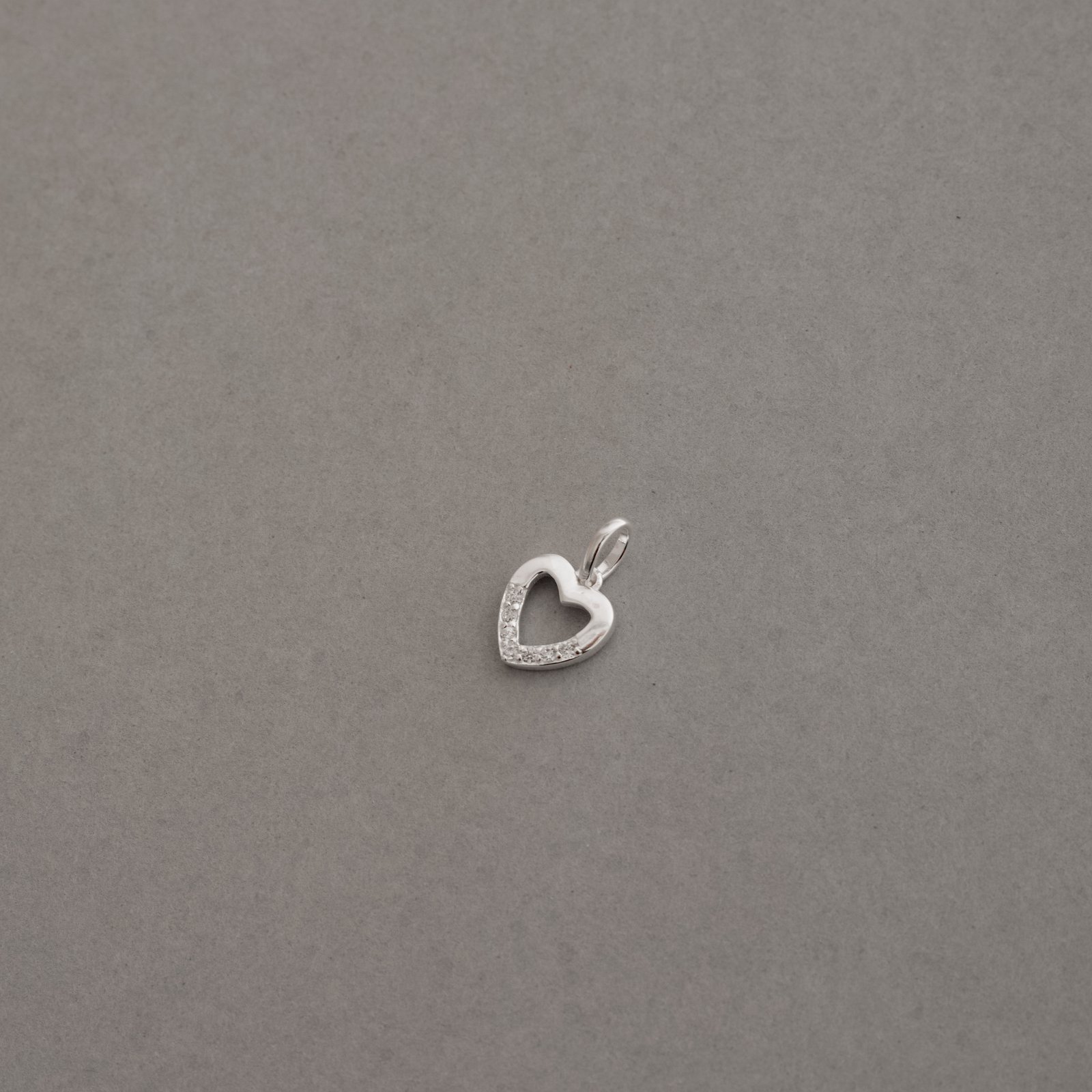 Pingente coração vazado com detalhe cravejado 9mm