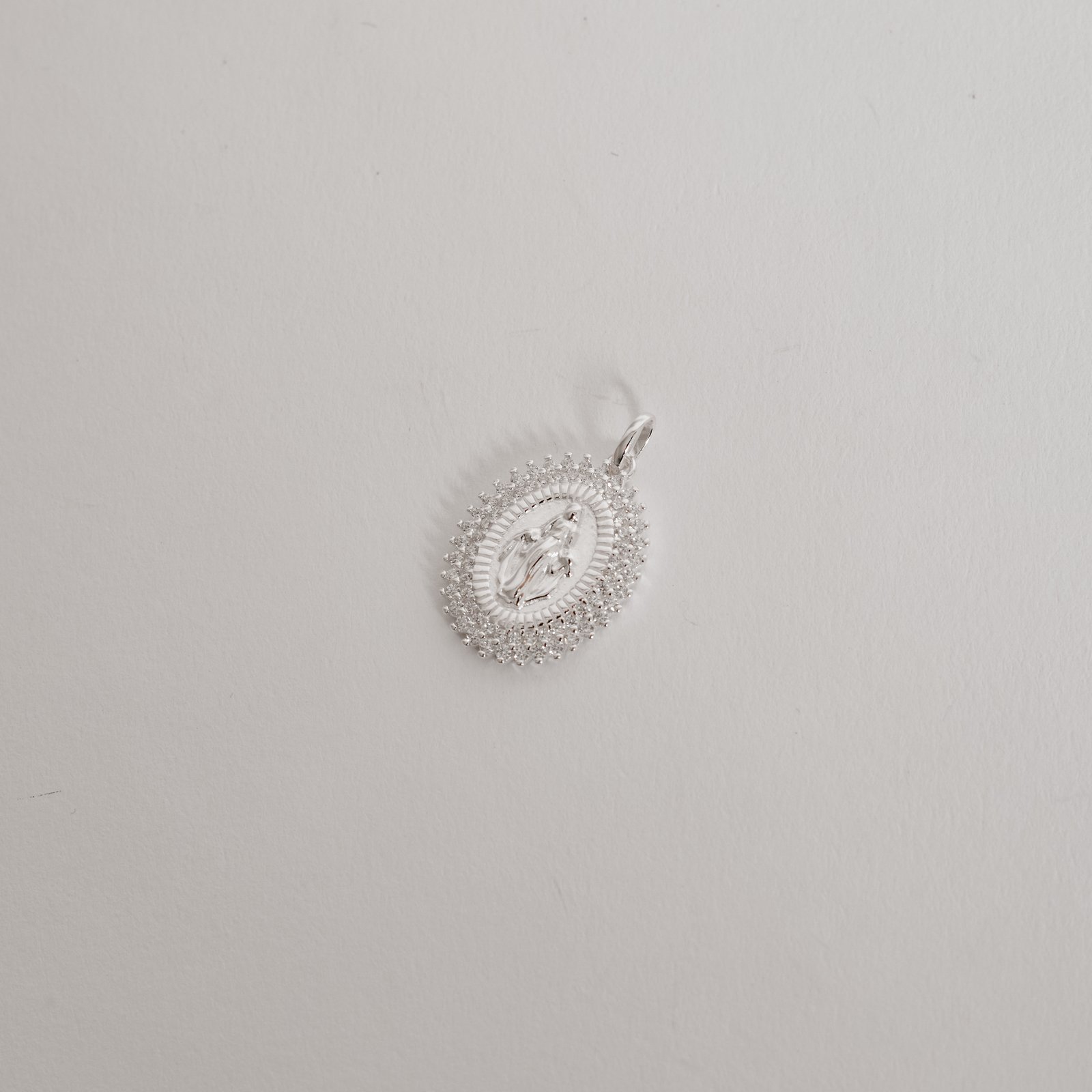 Pingente medalha Nsa. Sra. das Graças borda cravejada 21mm
