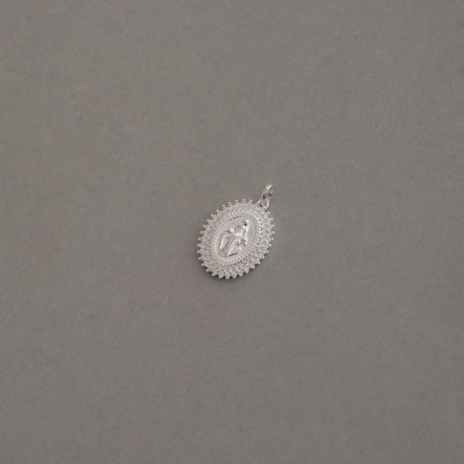 Pingente medalha Nsa. Sra. das Graças borda cravejada 21mm