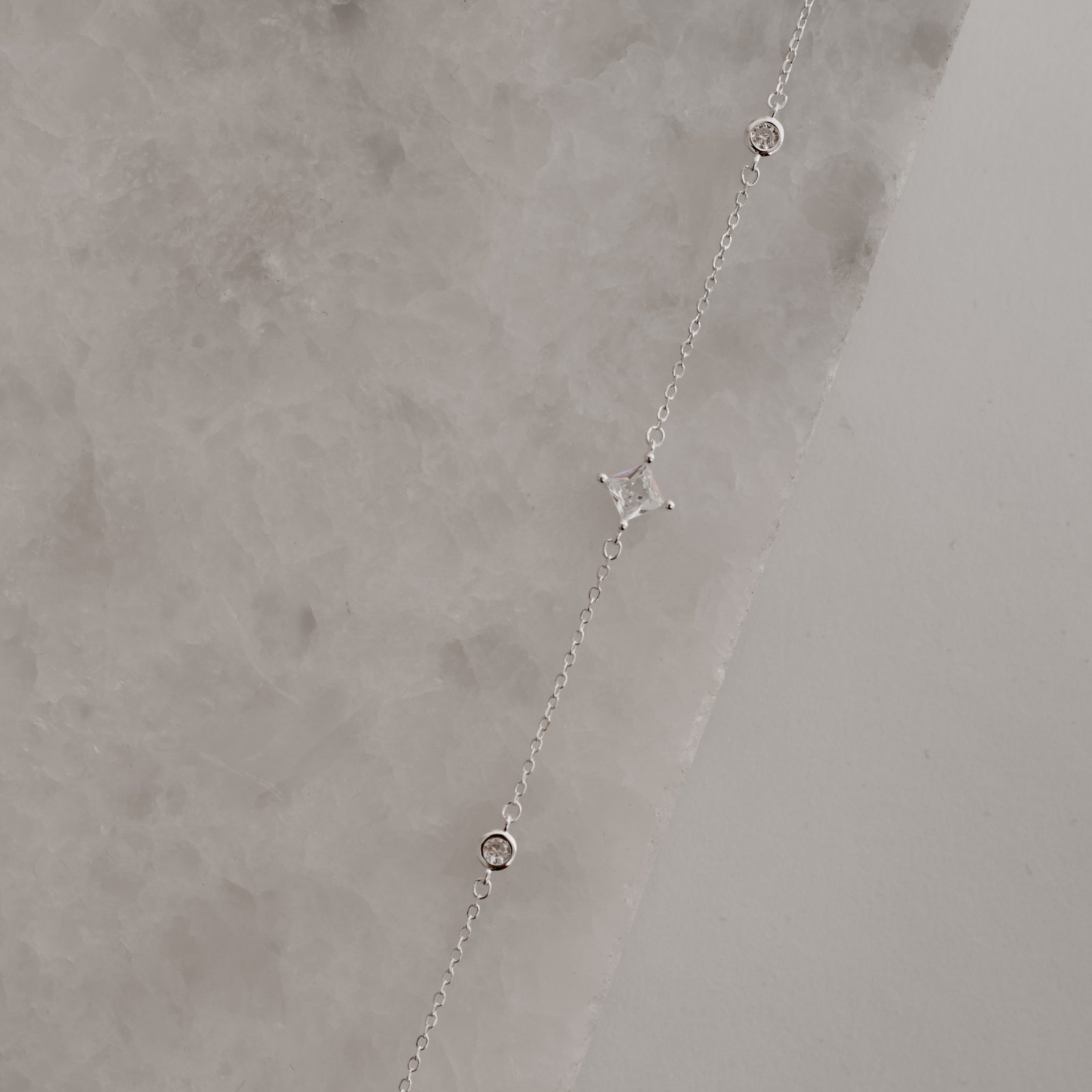 Pulseira entremeio zircônias redonda 3mm e losango 6mm 16+4cm