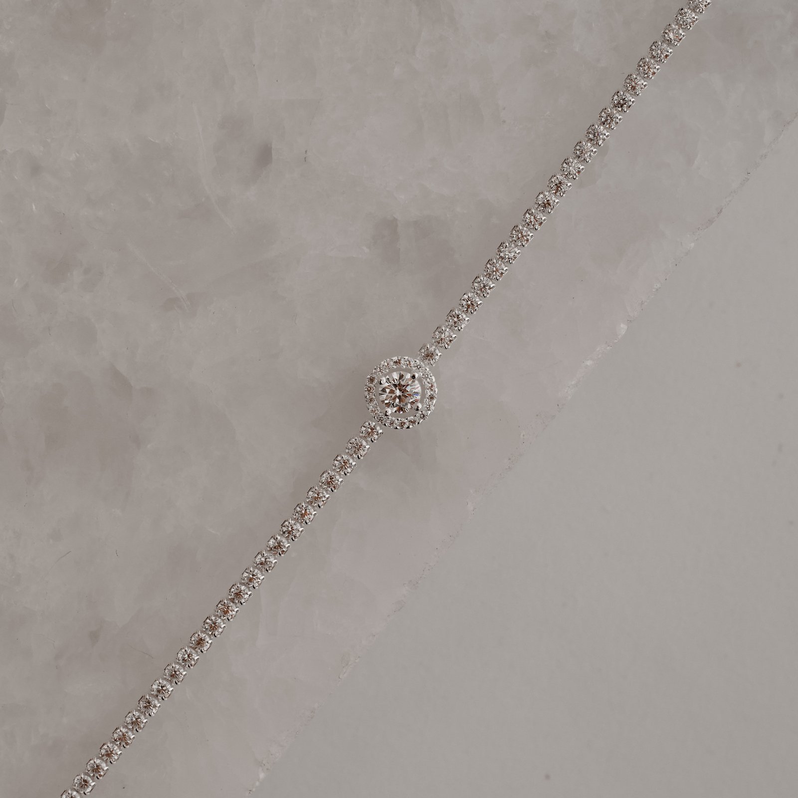 Pulseira Riviera 2mm com círculo vazado cravejado 16+4cm