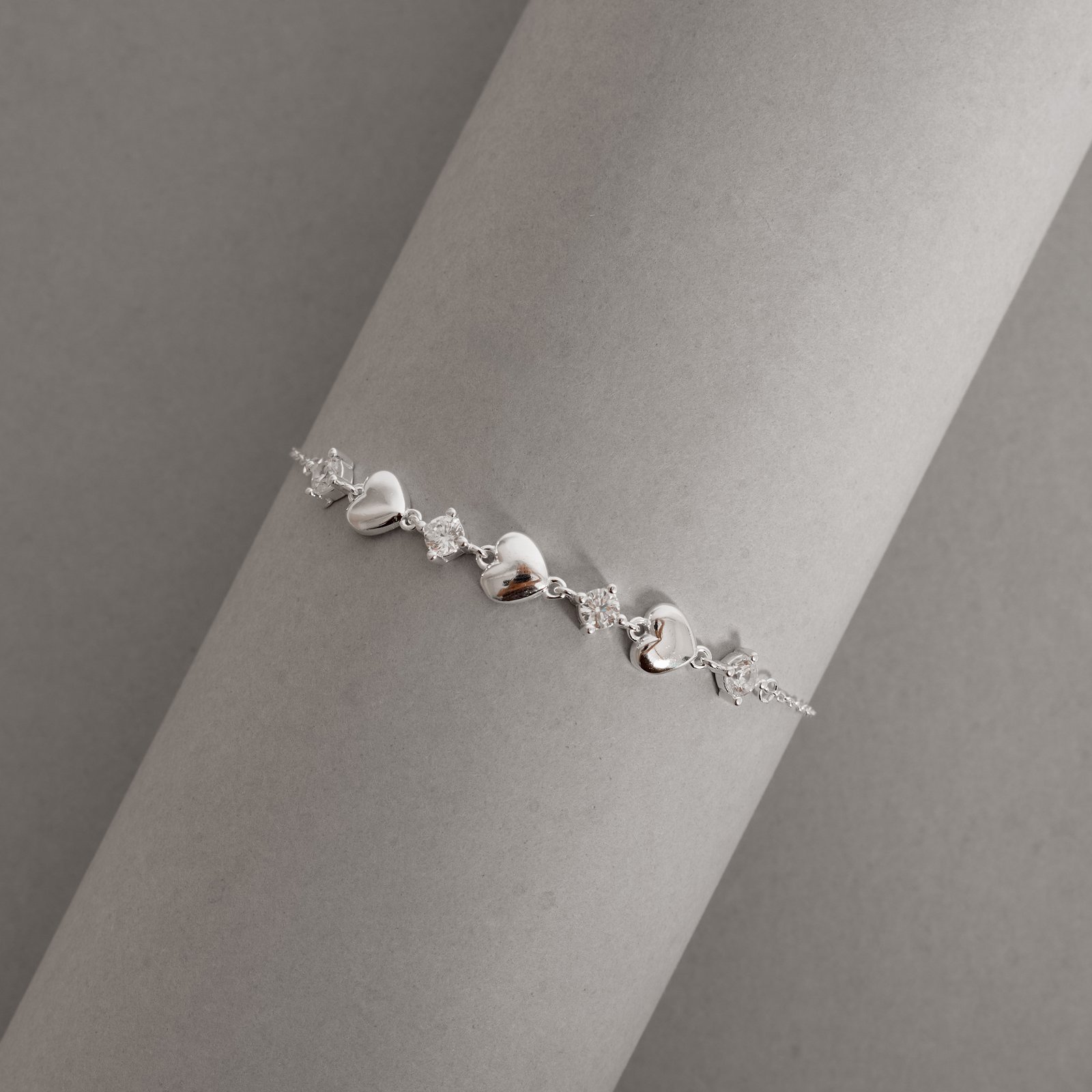 Pulseira entremeios zircônias e corações 16+4cm