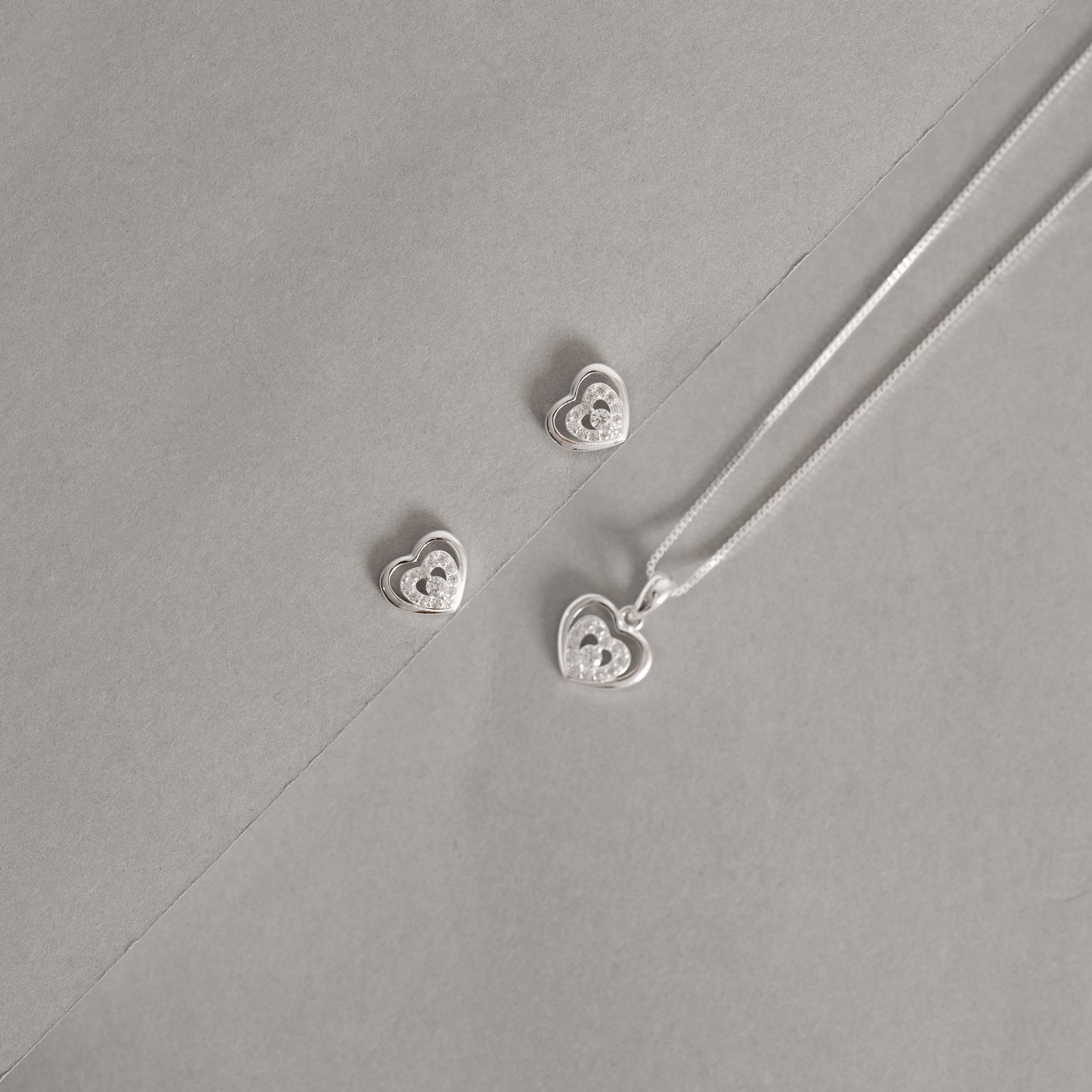 Conjunto brinco e colar coração vazado com cravejado 10mm 45cm