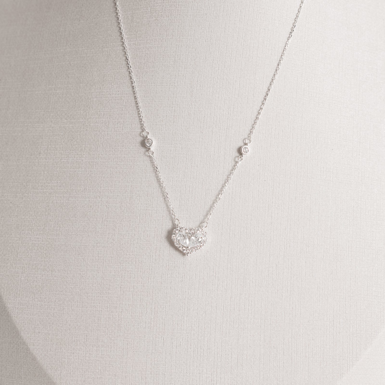 Colar coração cravejado 13mm com entremeios zircônias 40+5cm