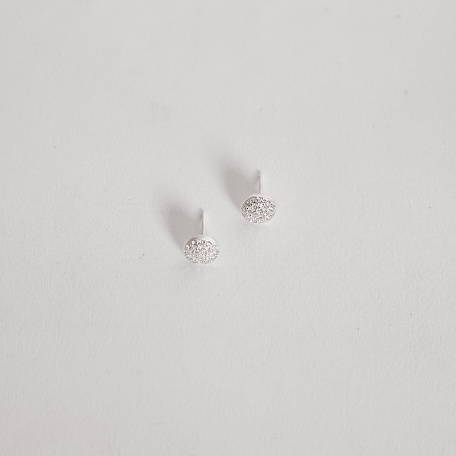 Brinco círculo cravejado 8mm