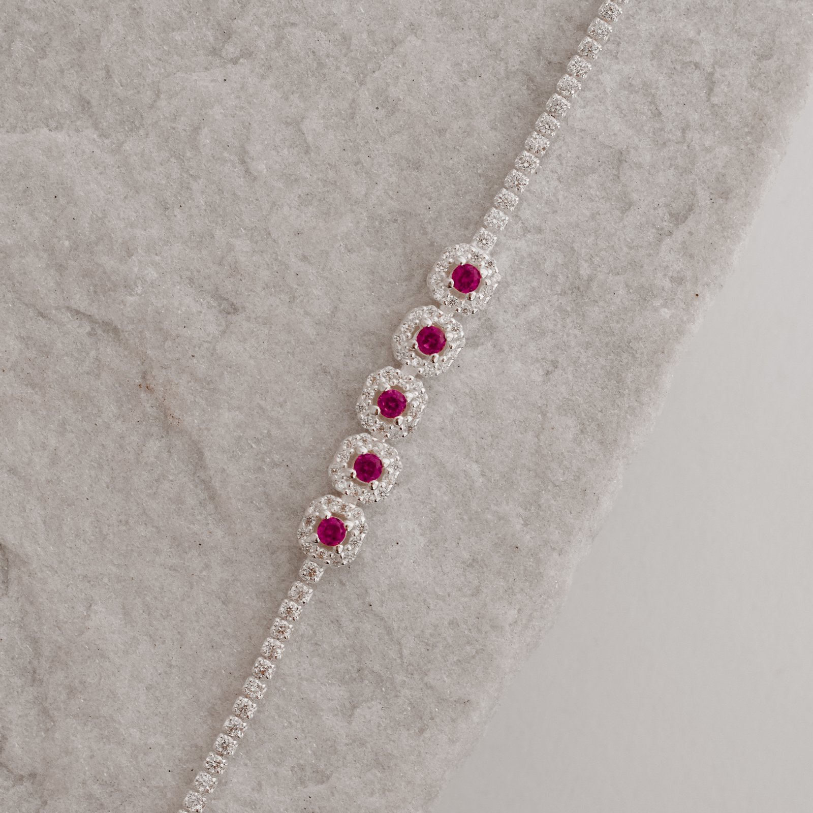 Pulseira Riviera entremeio quadrados cravejados detalhe rubi 16+4cm