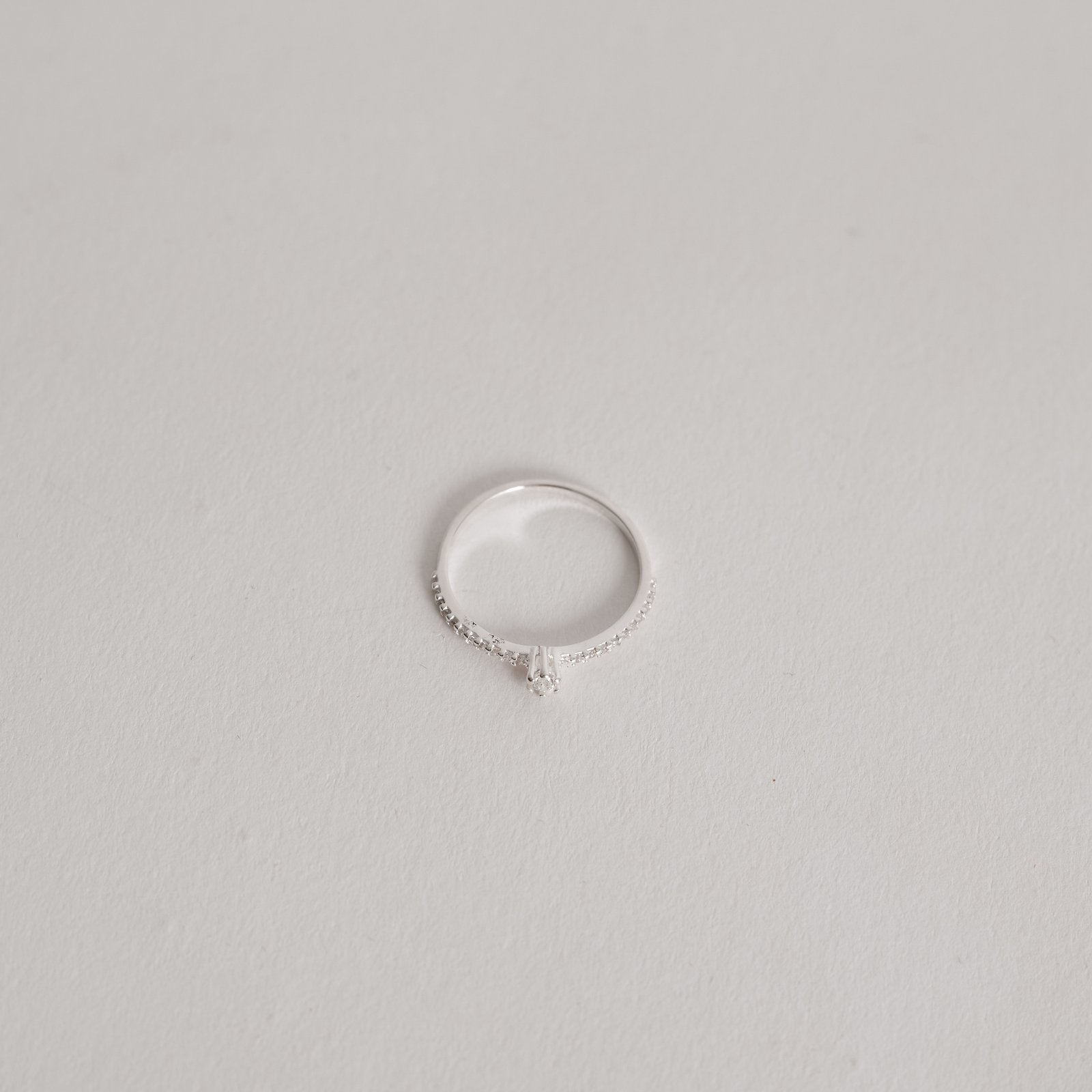 Anel meia aliança com solitário 2mm