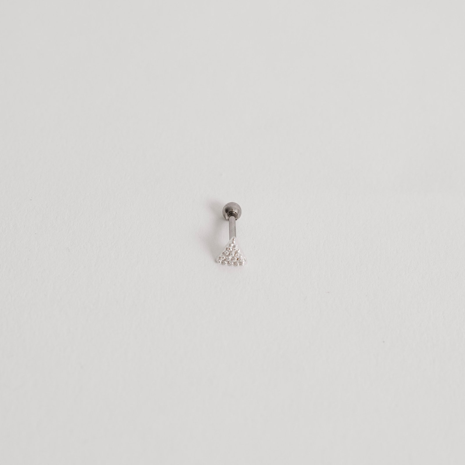 Piercing haste triângulo cravejado 5mm