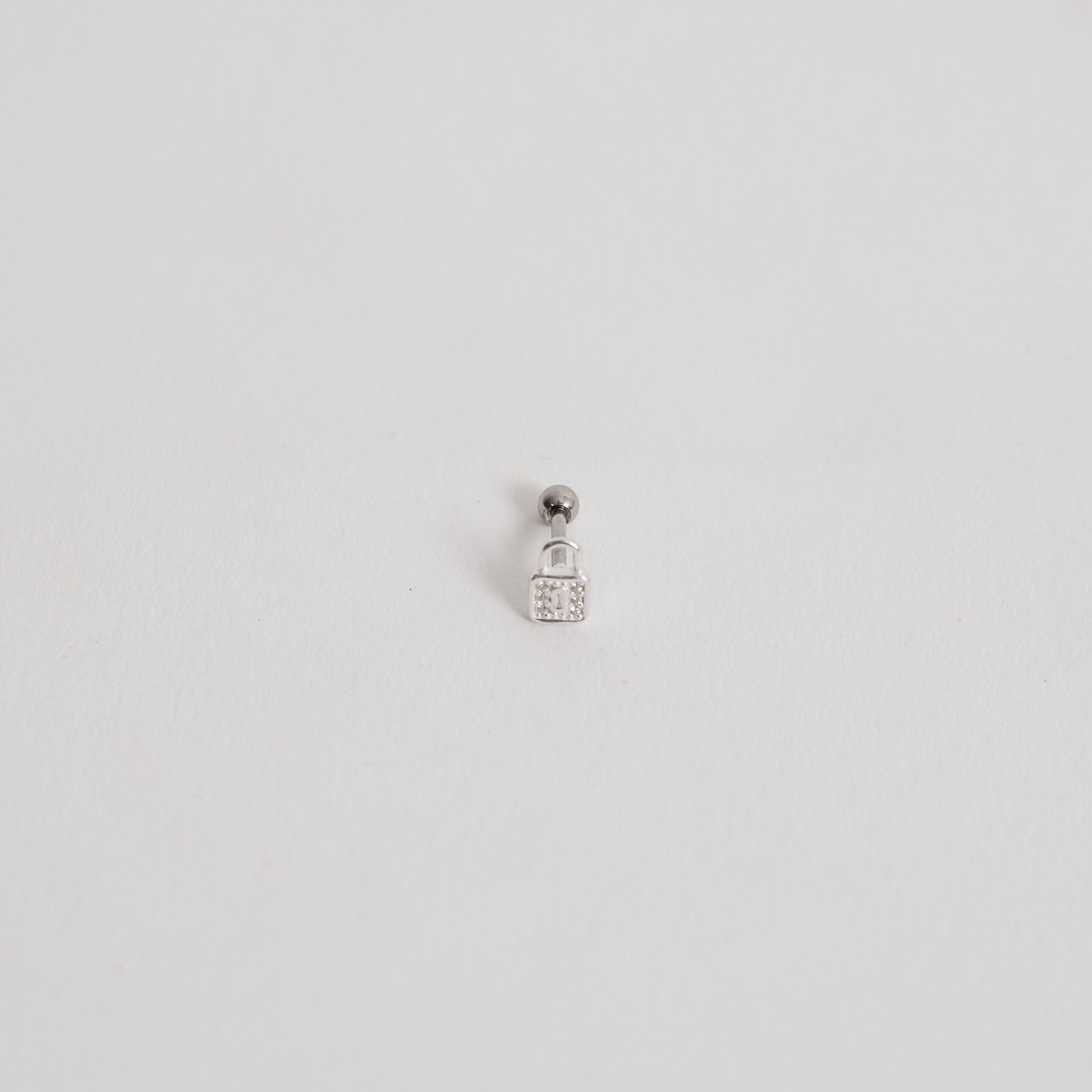 Piercing haste cadeado cravejado 6mm