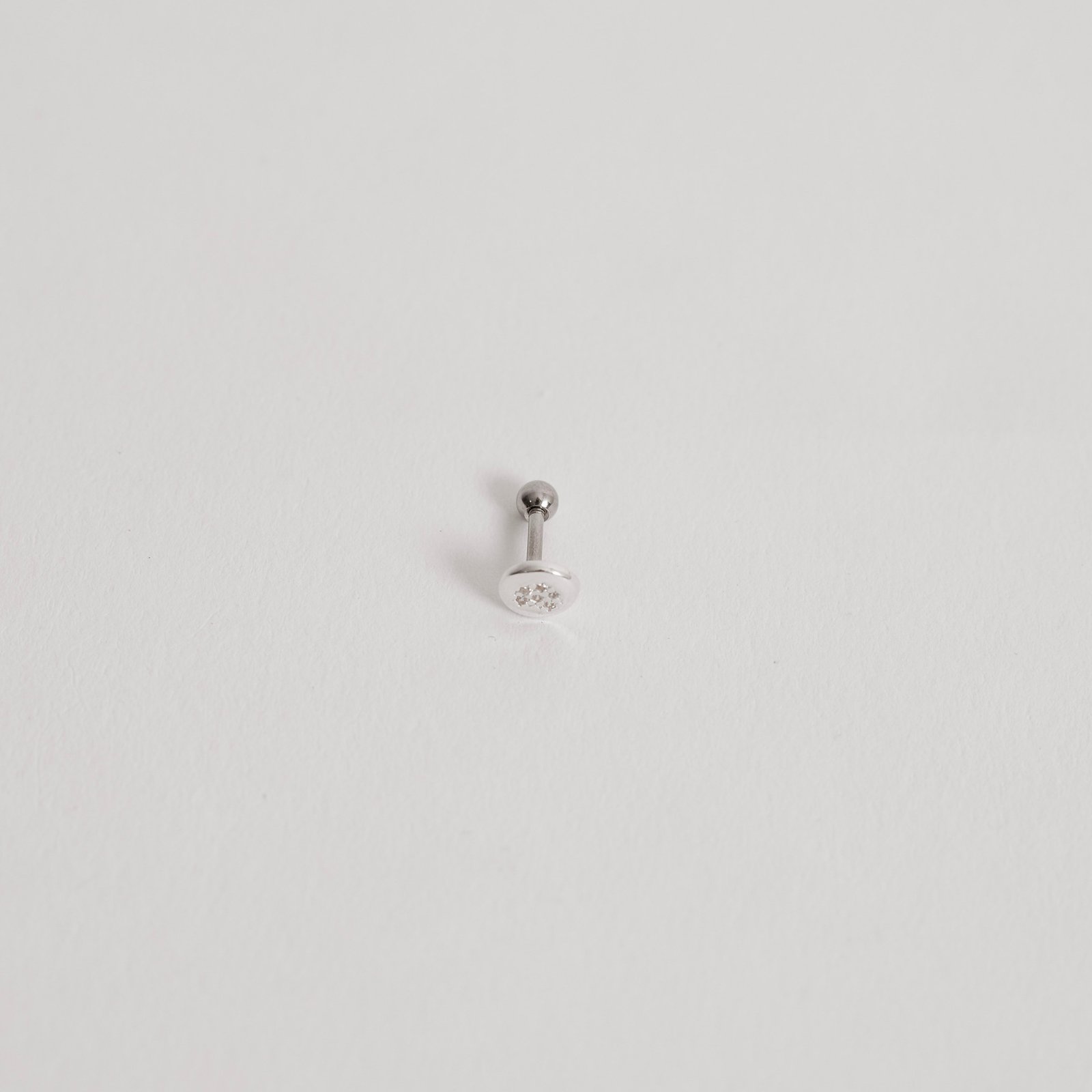 Piercing haste círculo com coração cravejado 5mm