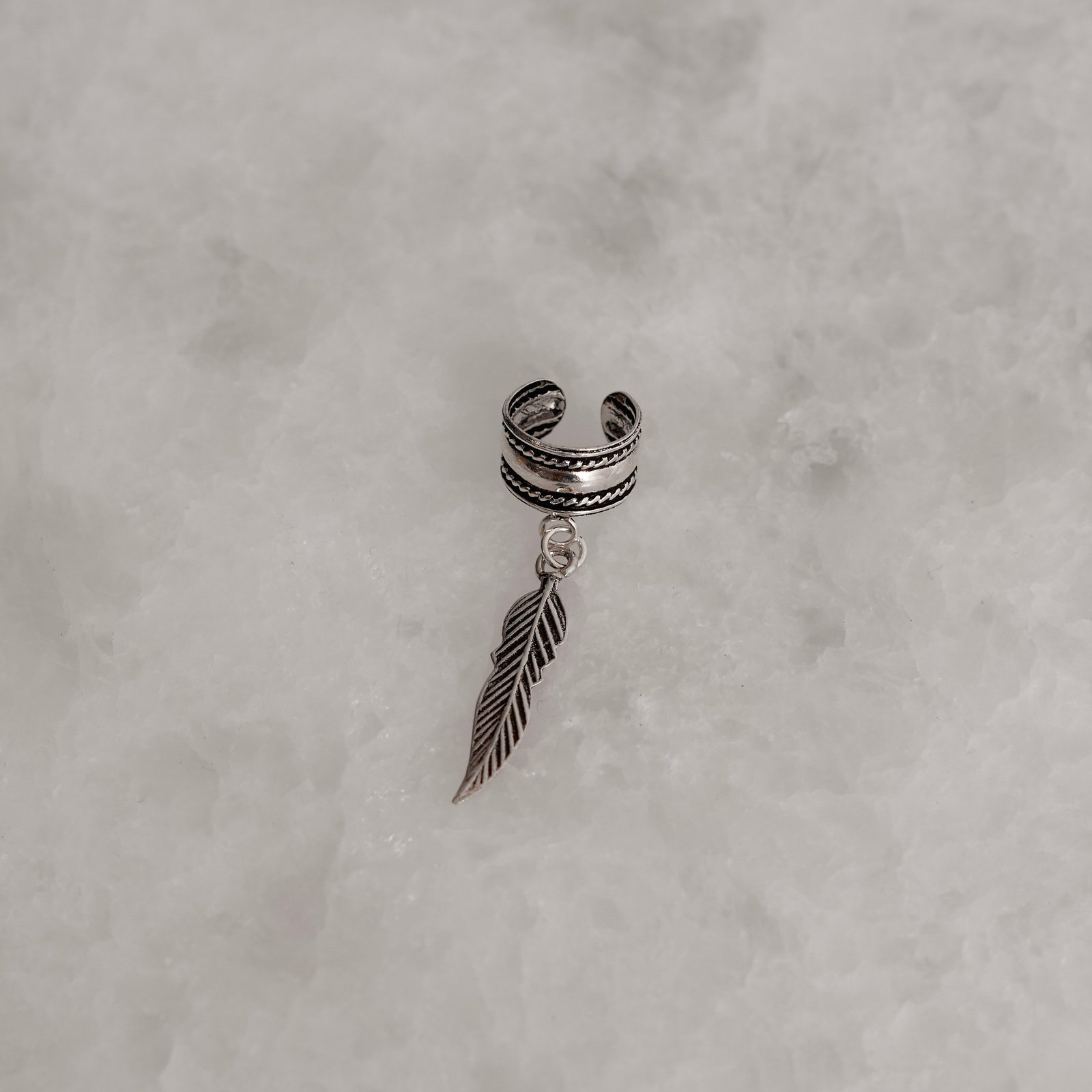 Piercing fake pingente pena envelhecido