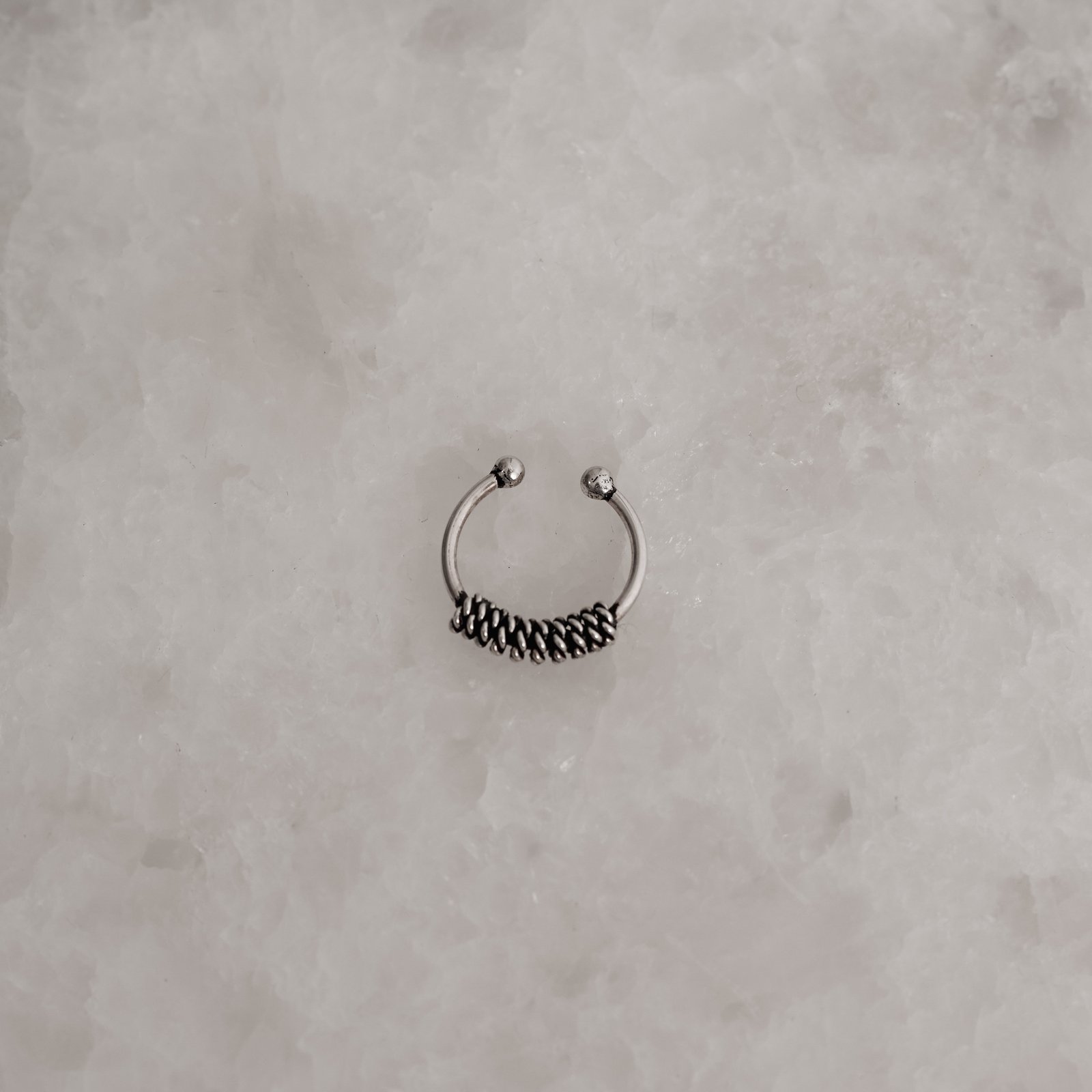 Piercing fake argola com detalhe envelhecido