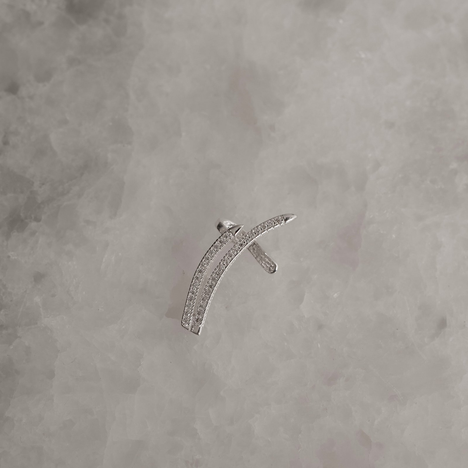 Piercing fake 2 curvas cravejadas orelha esquerda
