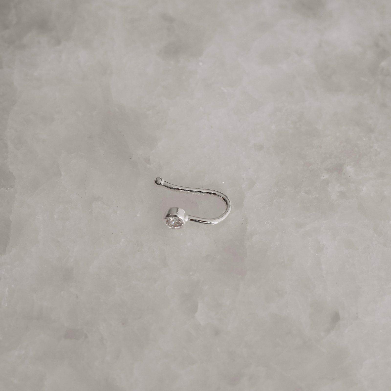 Piercing fake zircônia embutida
