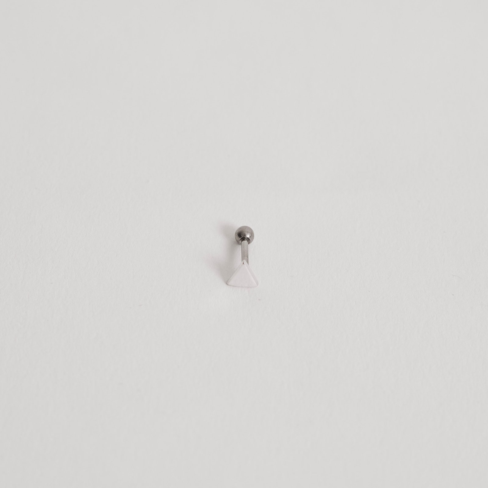 Piercing haste triângulo isósceles 5mm