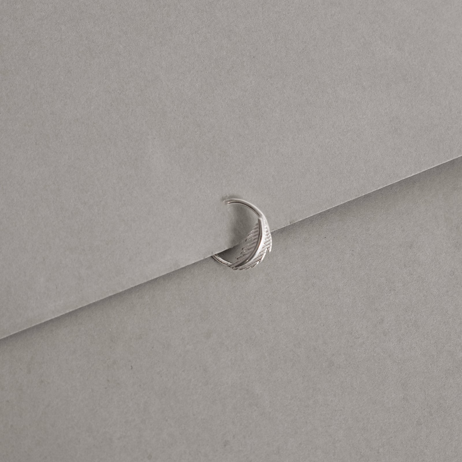 Piercing argola com pena 11mm orelha direita