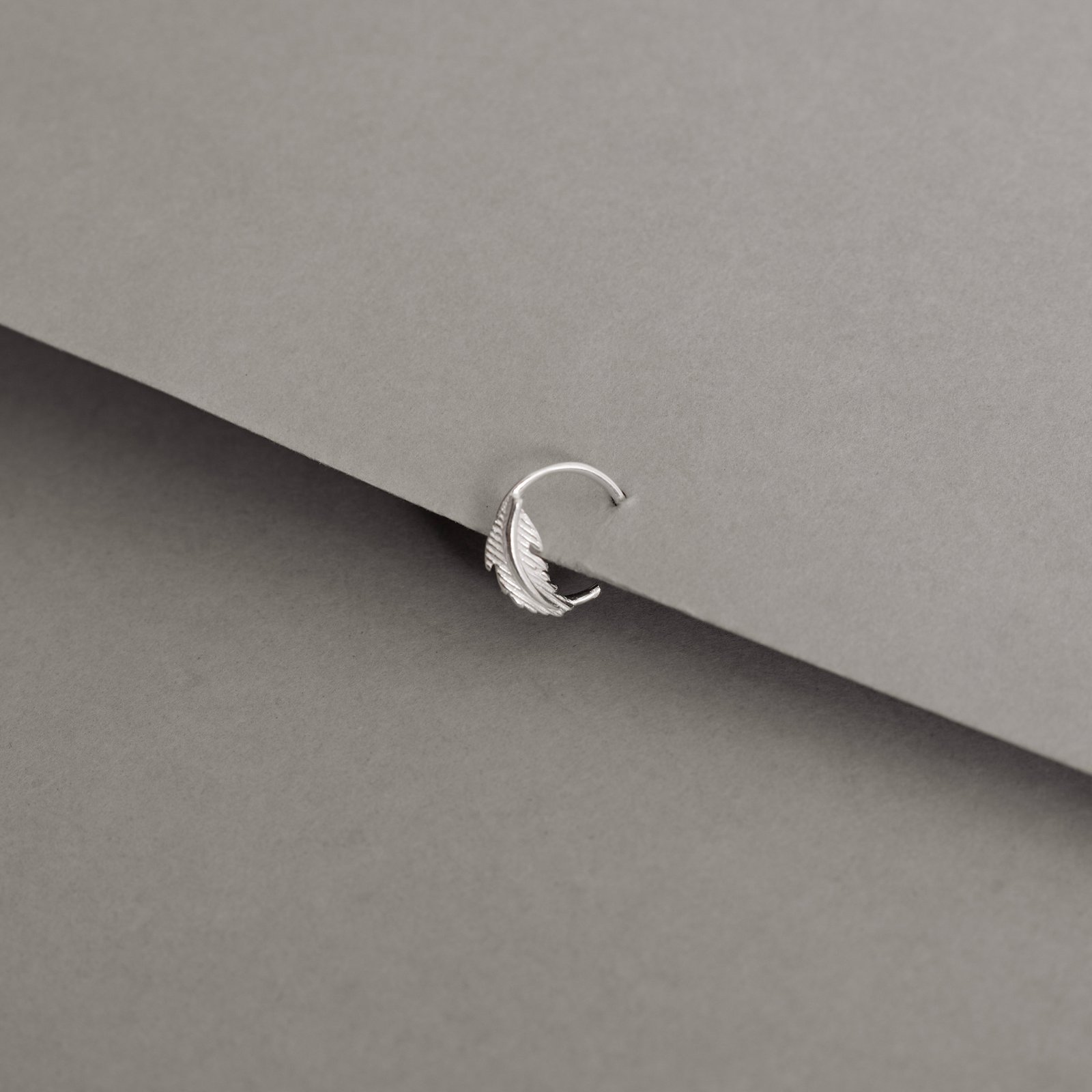 Piercing argola com pena 11mm orelha esquerda