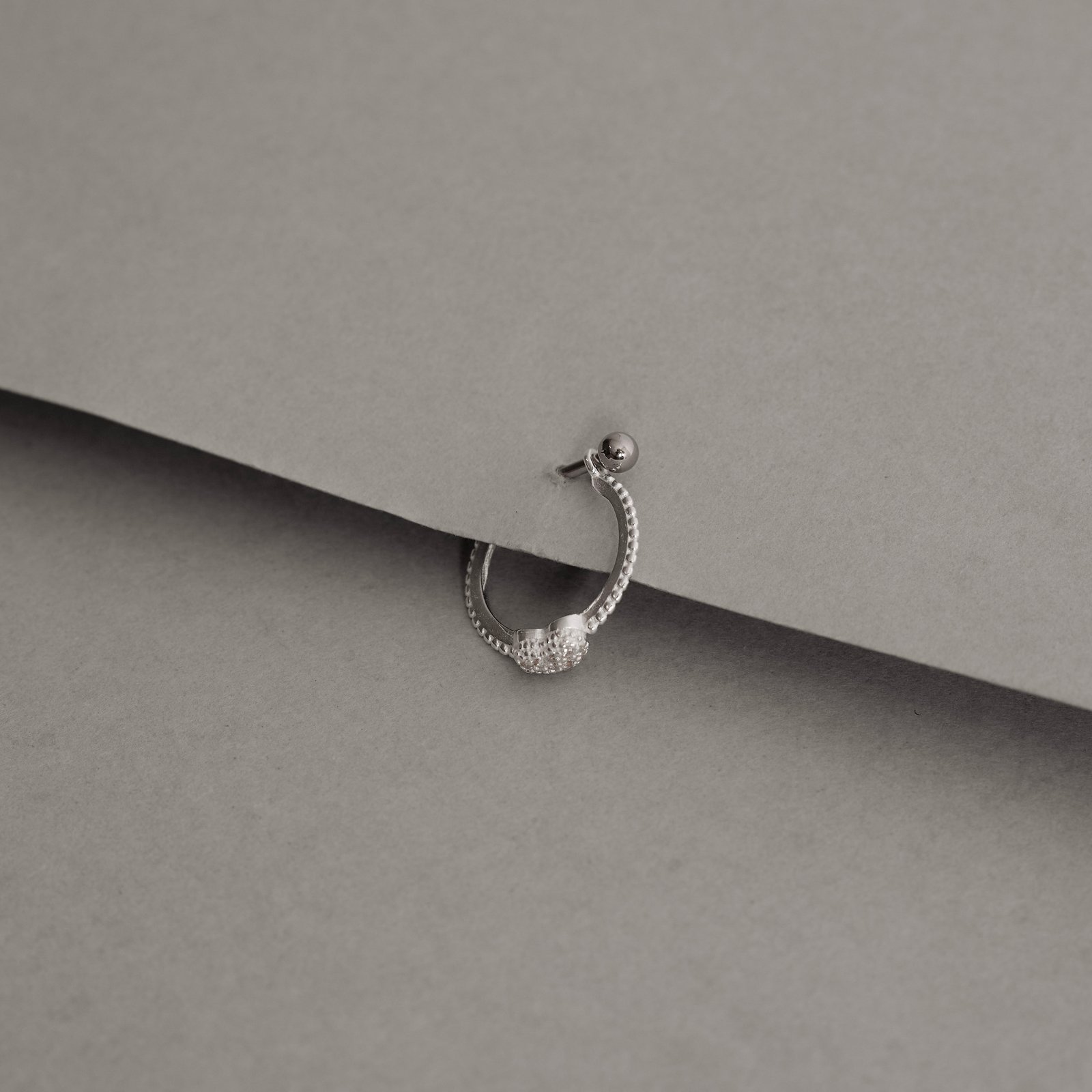 Piercing conch detalhe coração cravejado 14mm haste