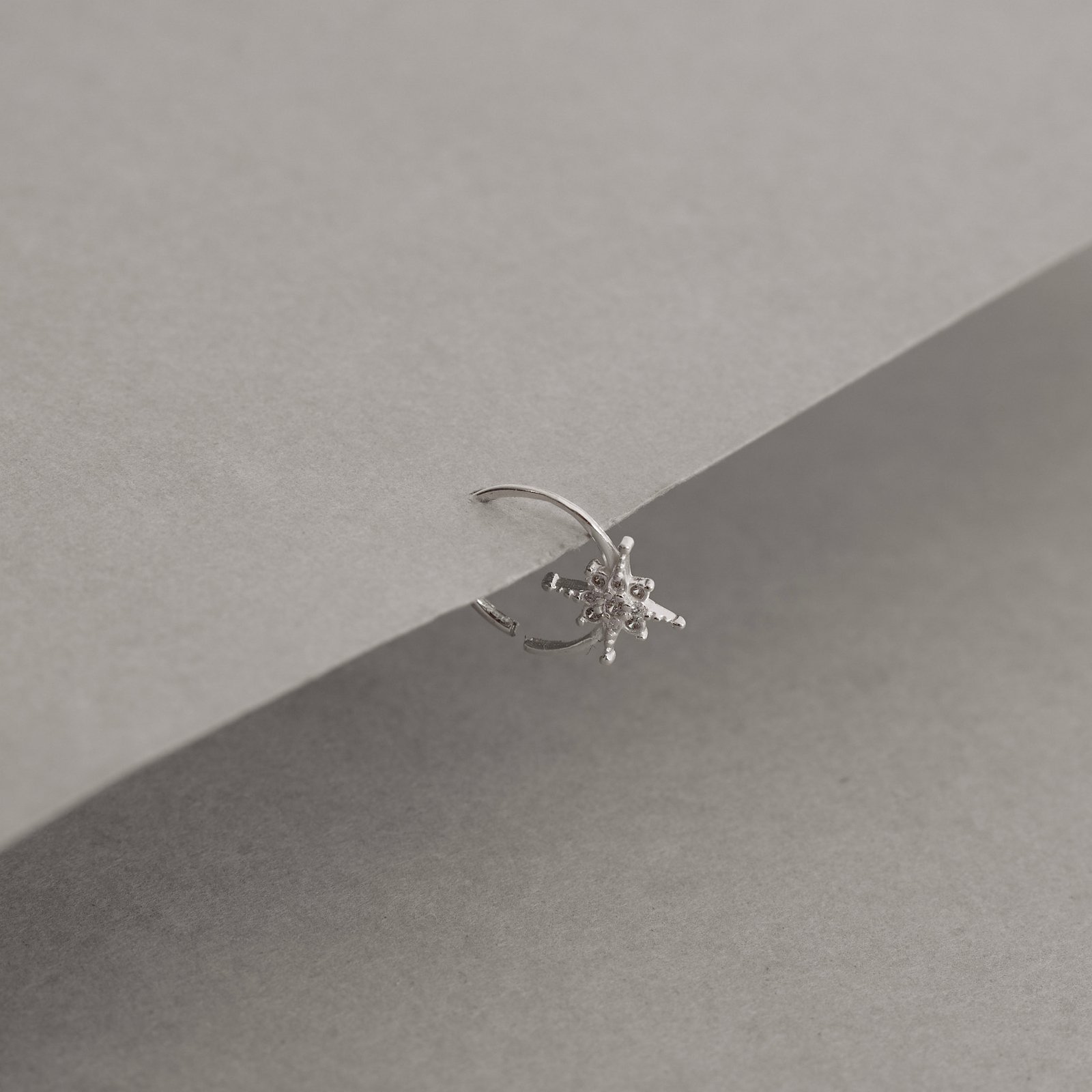 Piercing argola com detalhe estrela 8 pontas cravejada 11mm