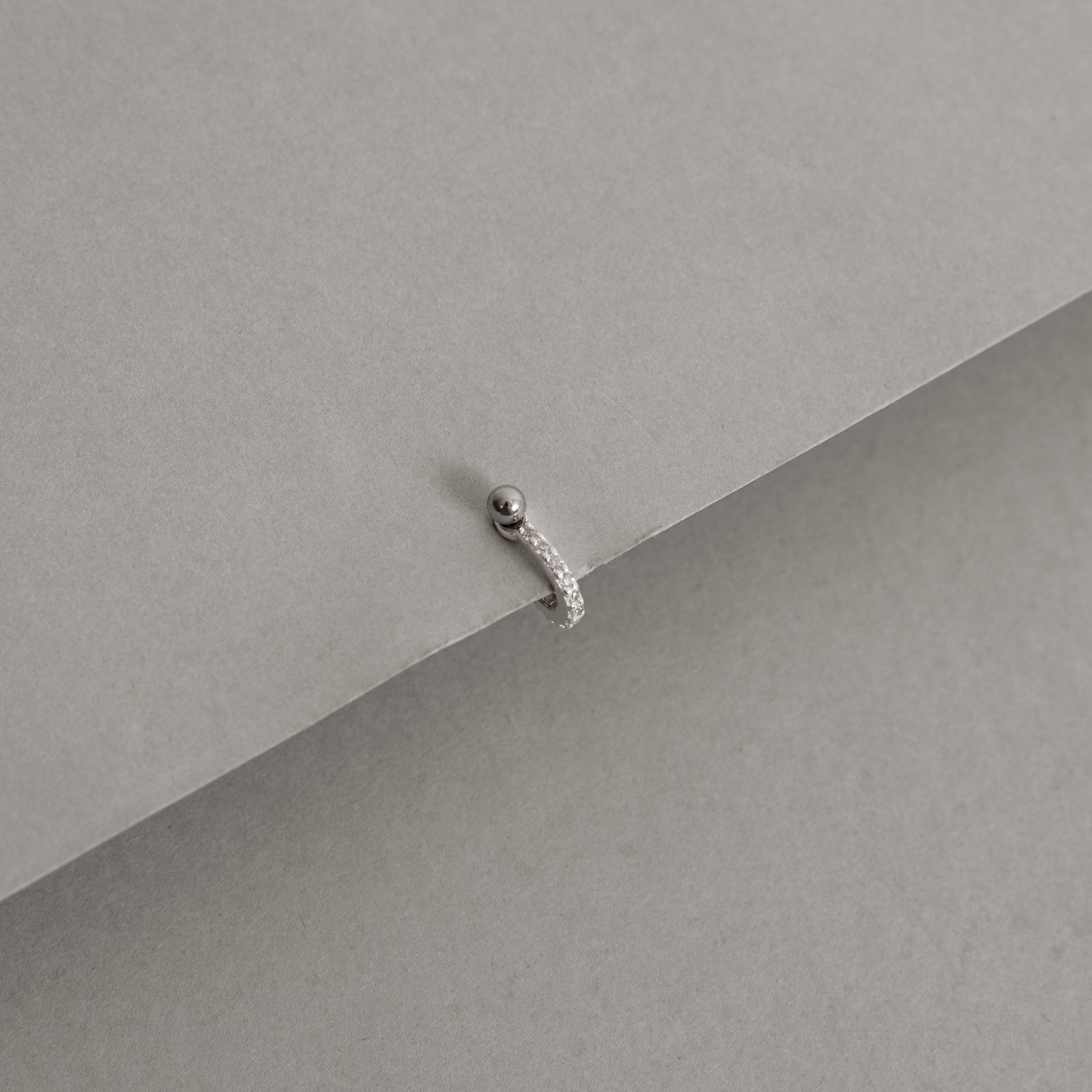 Piercing cravejado haste