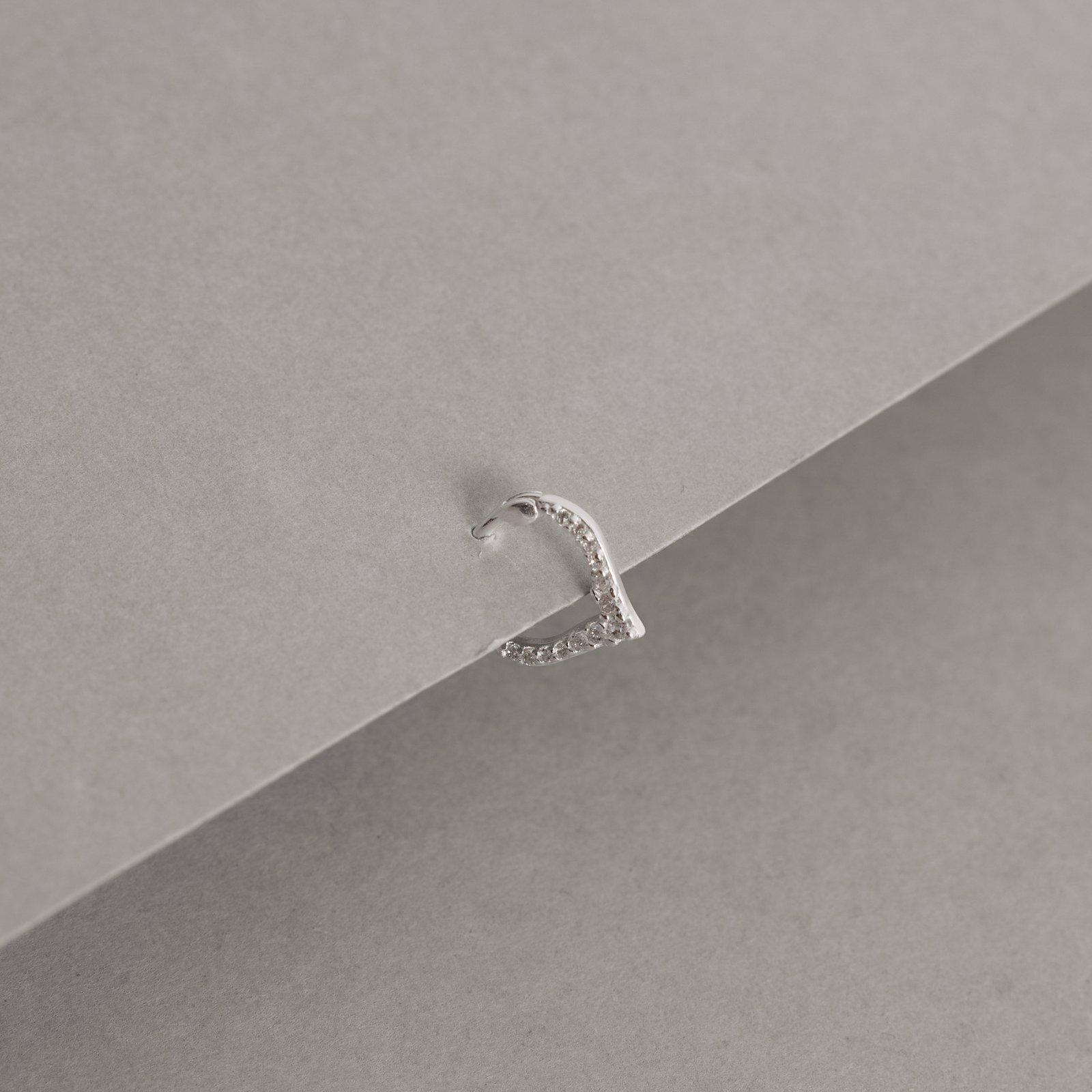 Piercing argola trava v cravejado 10mm orelha esquerda