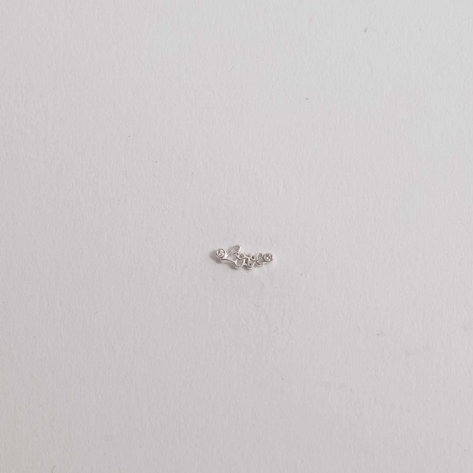 Piercing haste escrito love com zircônias 8mm