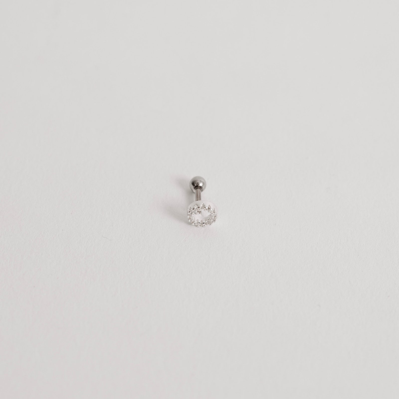 Piercing haste círculo vazado cravejado 5mm