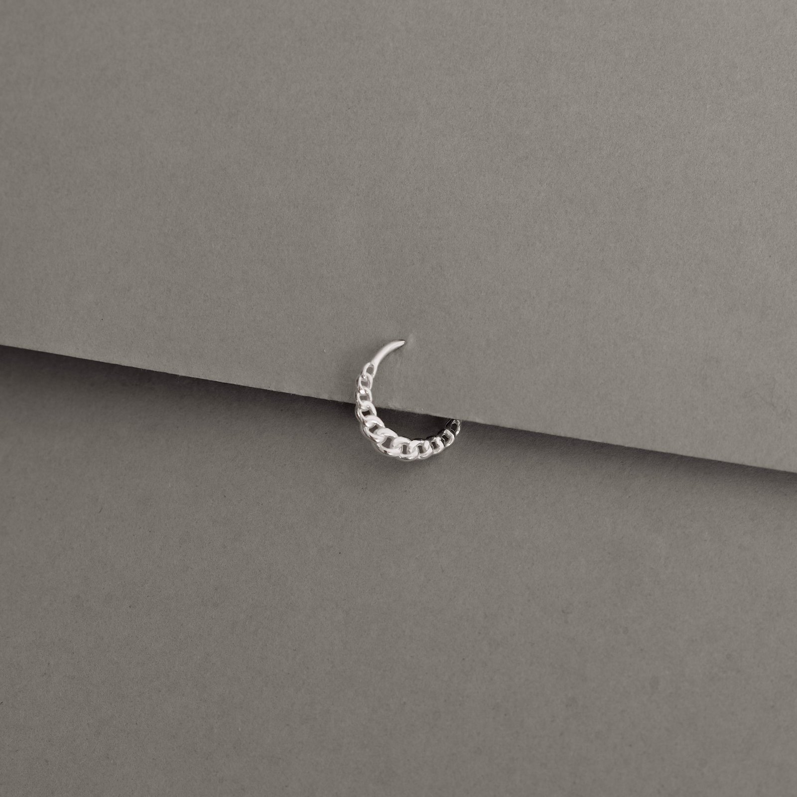 Piercing argola 11mm detalhe elos trançados orelha esquerda