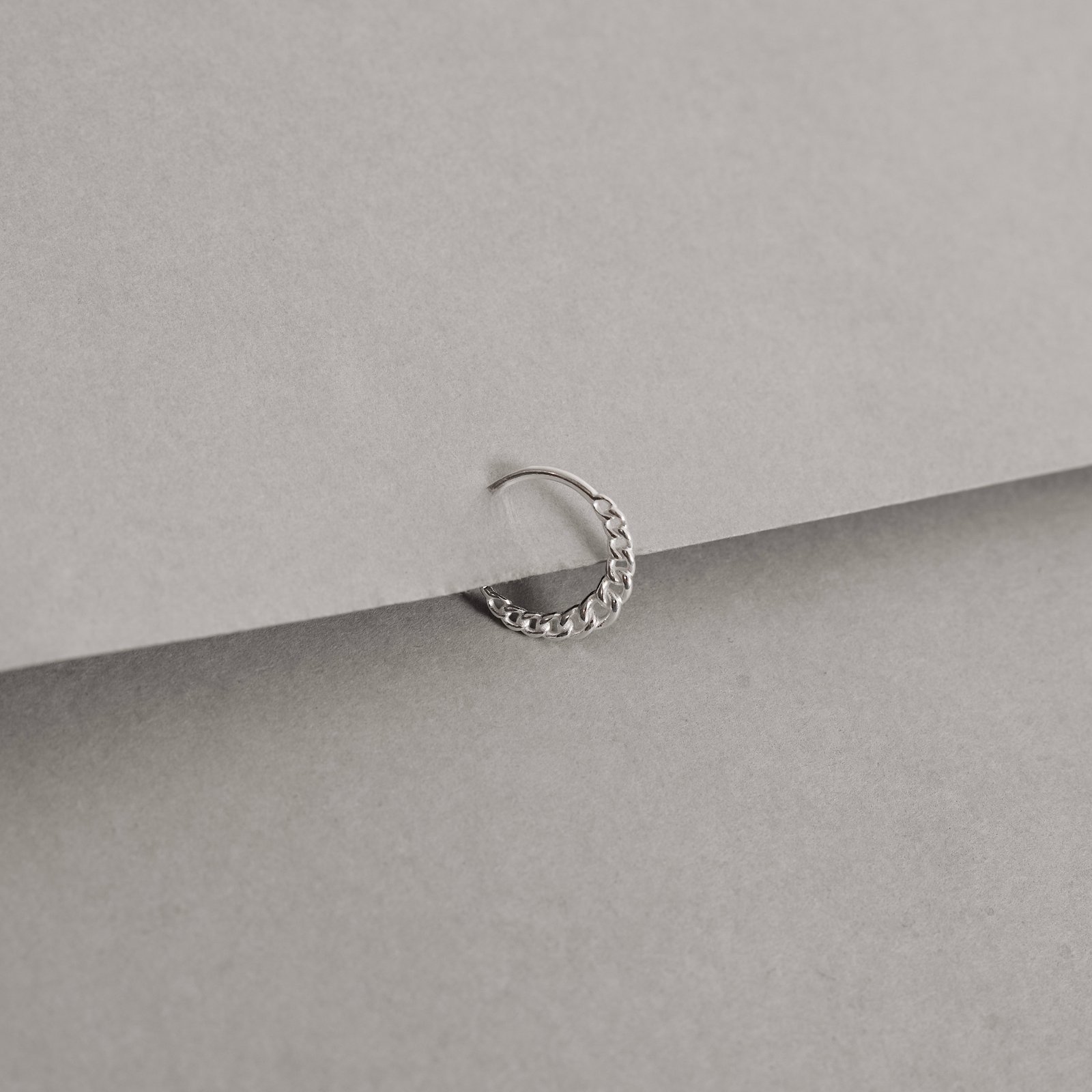 Piercing argola 11mm detalhe elos trançados orelha direita