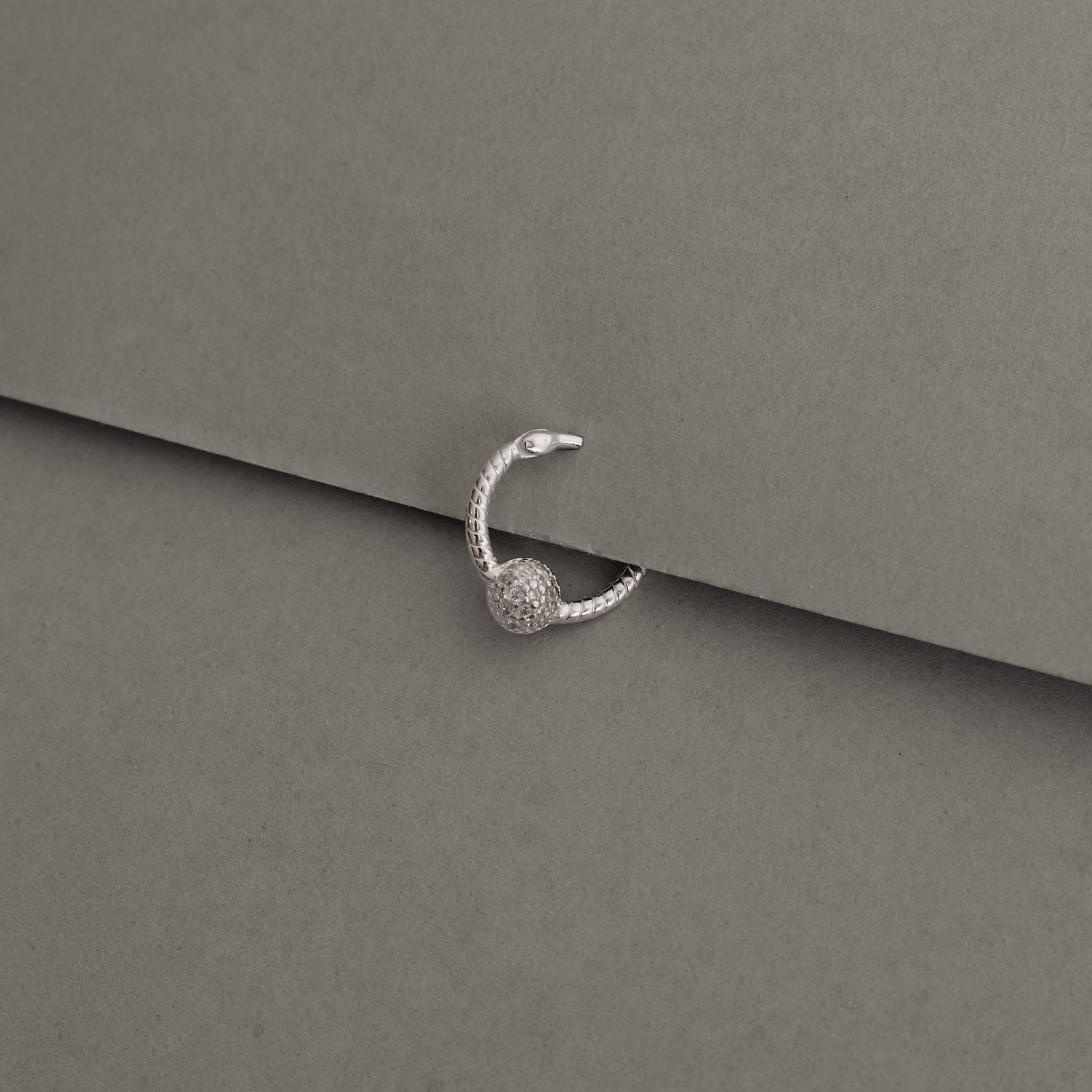 Piercing argola torcida trava com bola cravejada 13mm orelha direita