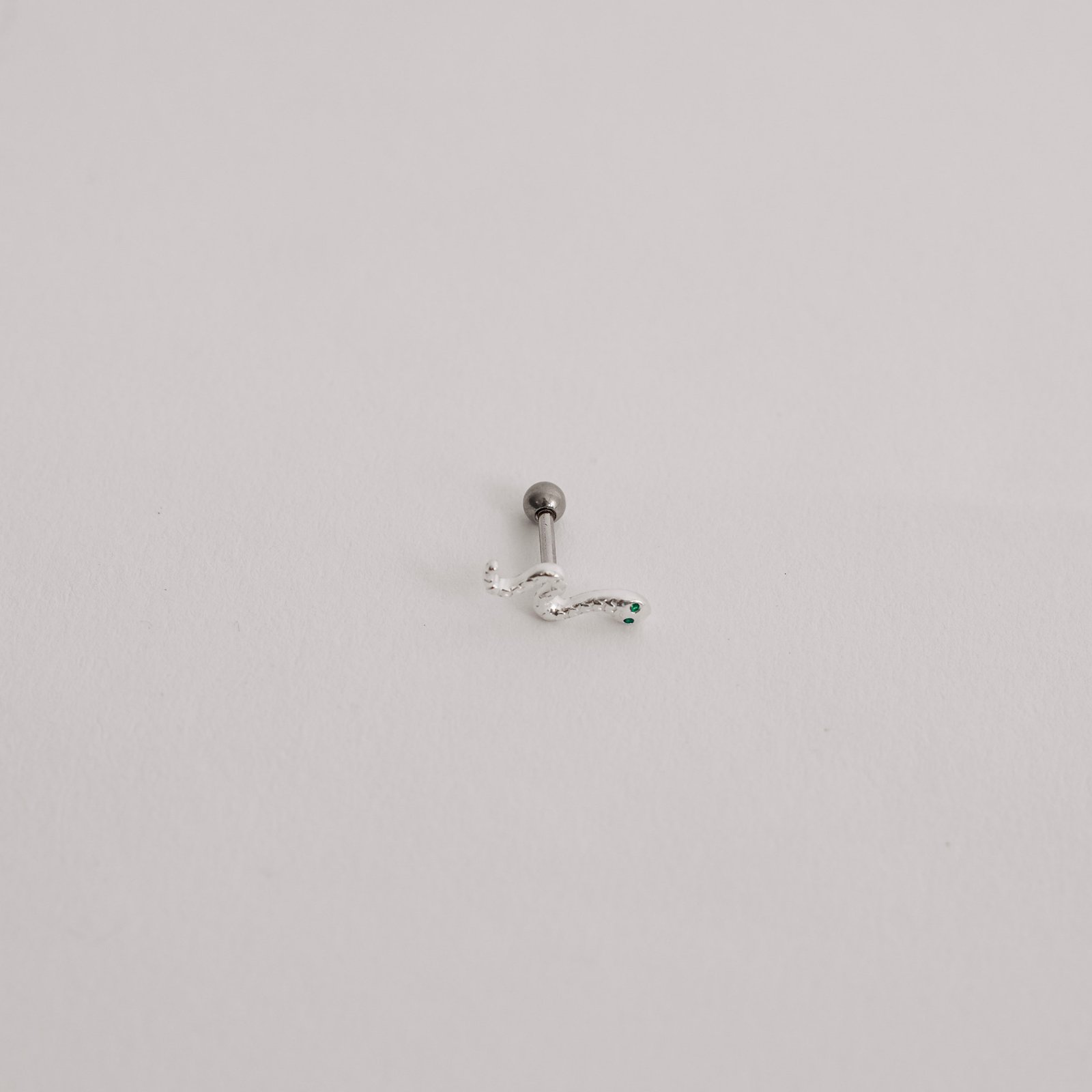 Piercing haste cobra desenhada com zircônia verde 12mm orelha direita