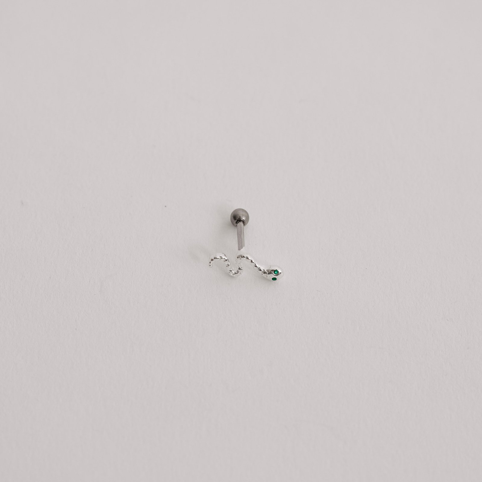 Piercing haste cobra desenhada com zircônia verde 12mm orelha esquerda