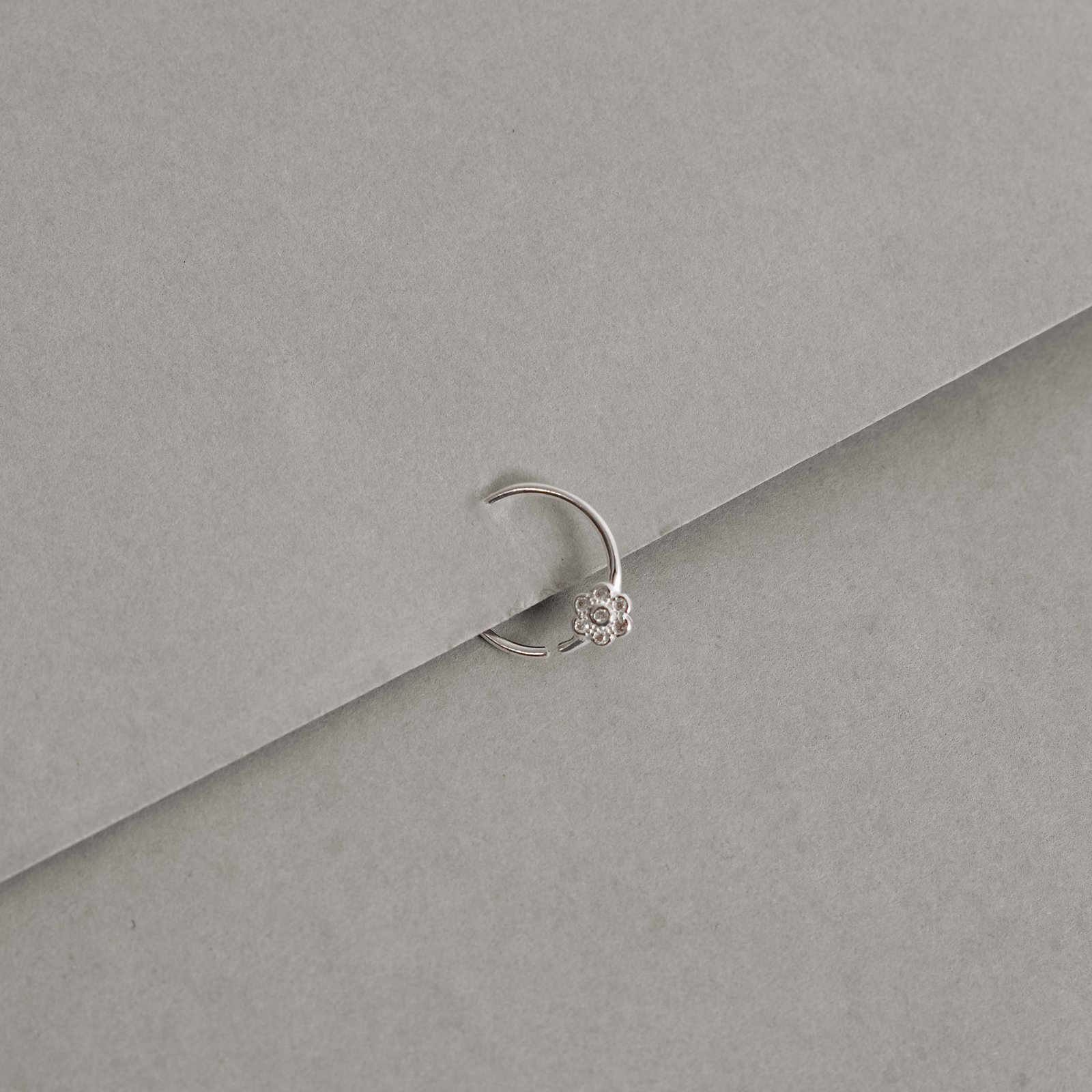 Piercing argola com flor cravejada 11mm