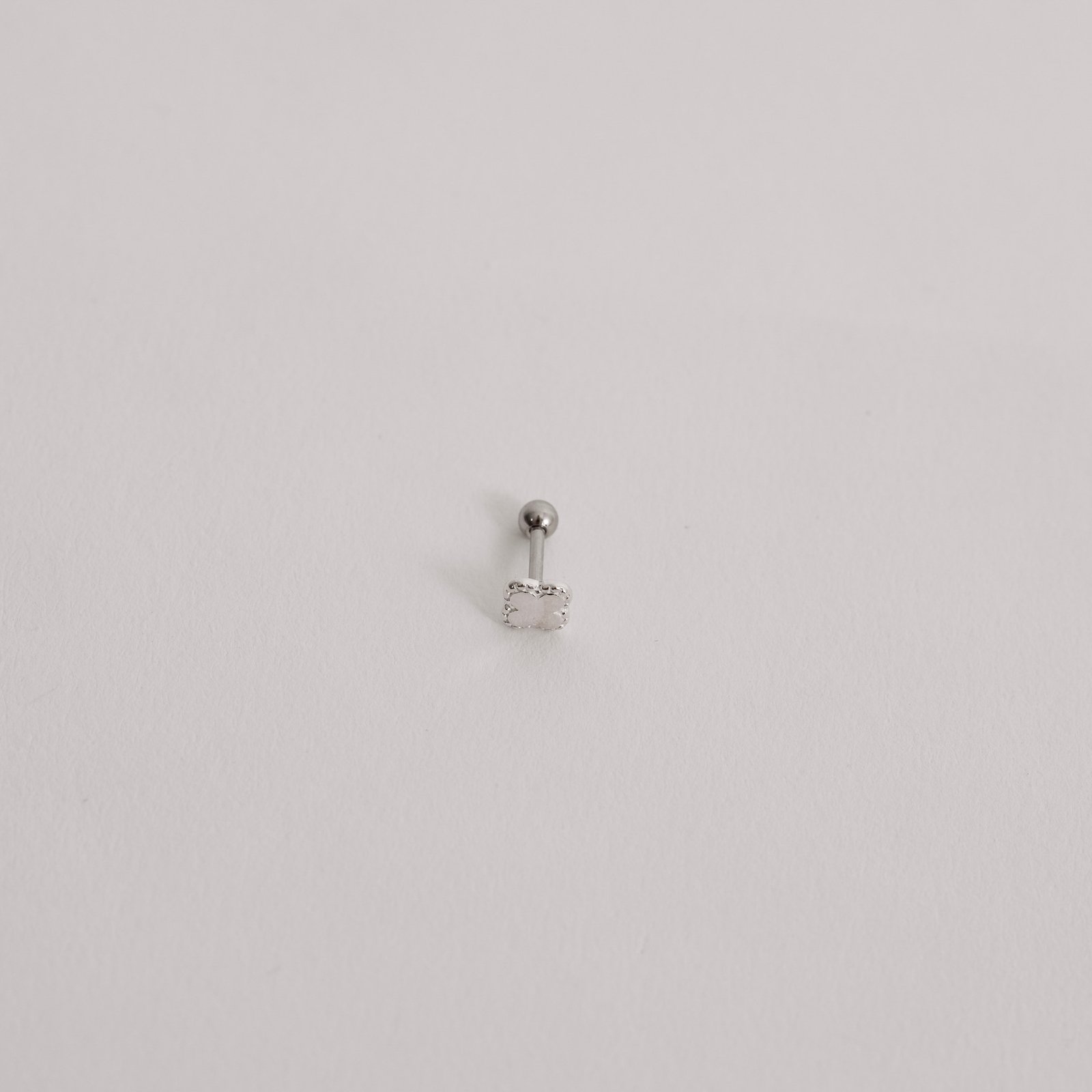 Piercing haste trevo detalhe bolinhas 6mm